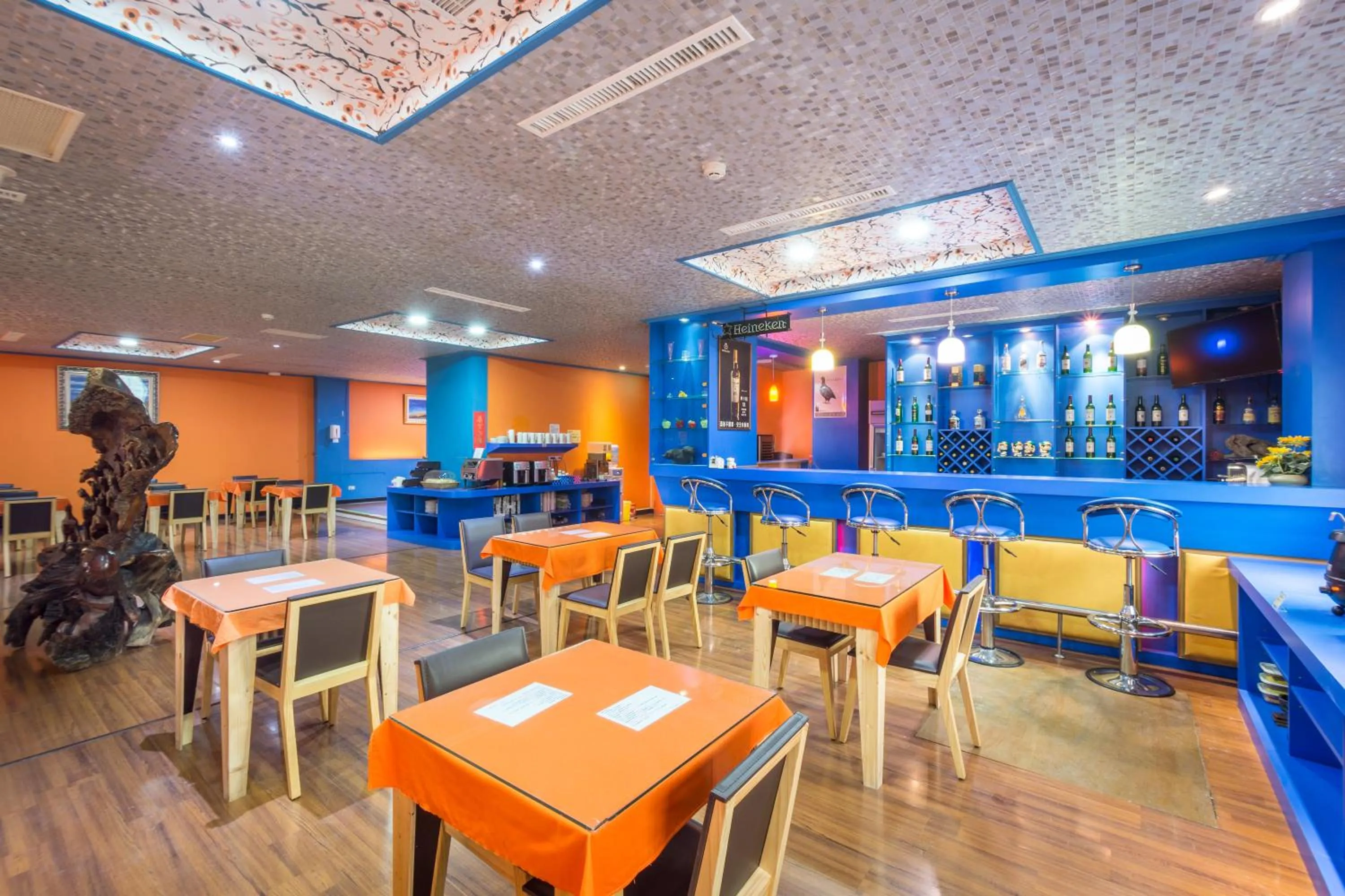 Communal lounge/ TV room in Apple Hotel