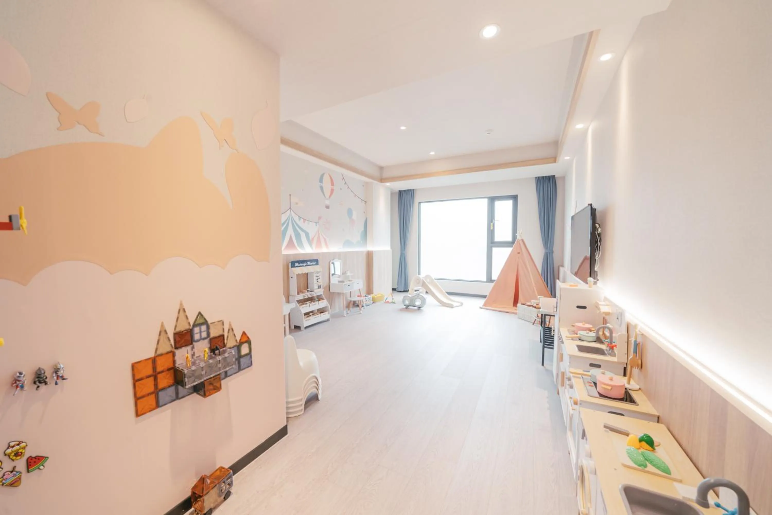 Children play ground, Bed in Hotel Liyaou