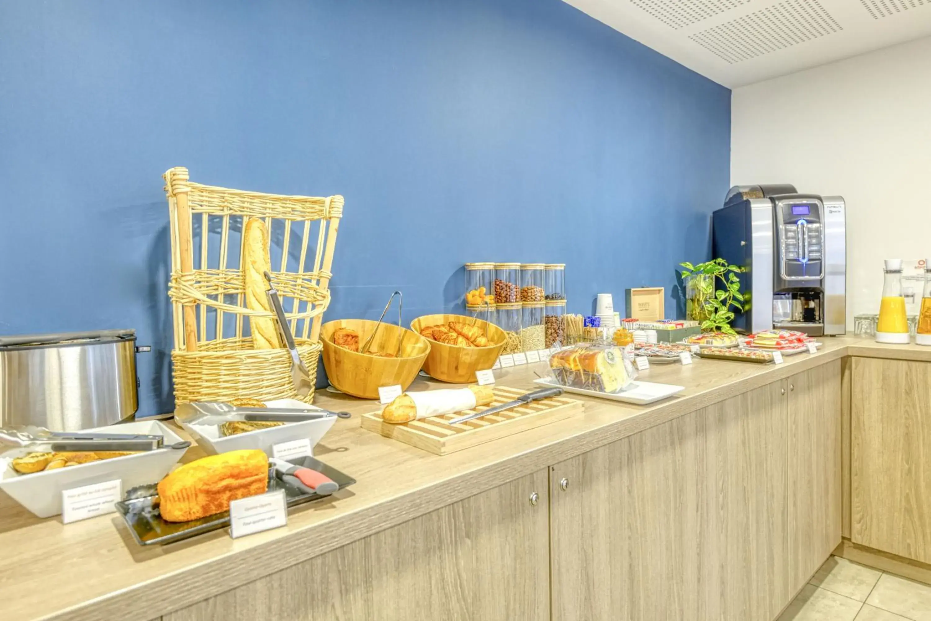 Food and drinks in Aparthotel Adagio Access Saint Nazaire Food and drinks in Aparthotel Adagio Access Saint Nazaire