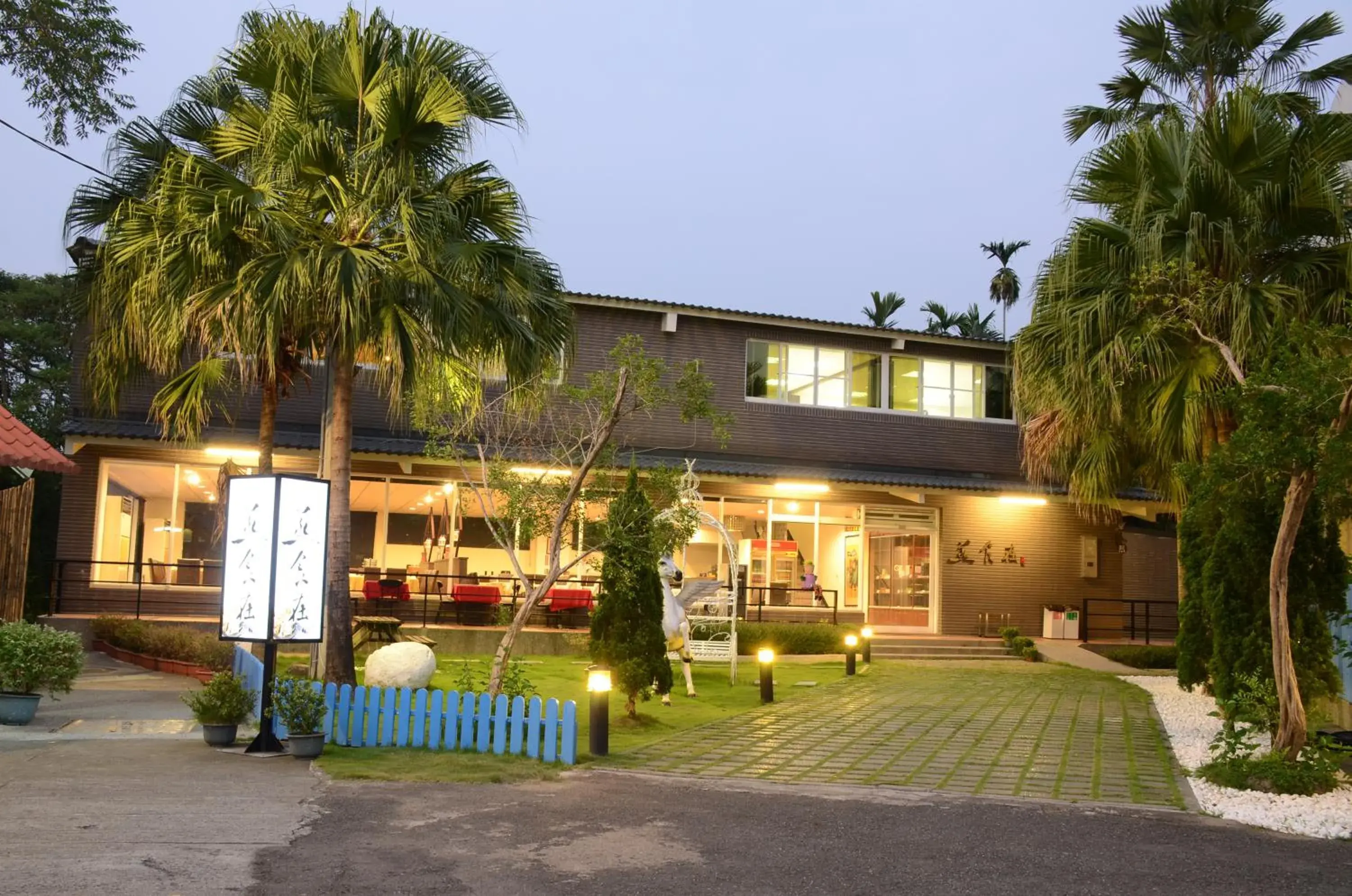 Restaurant/places to eat in Moon Villa Restaurant/places to eat in Moon Villa