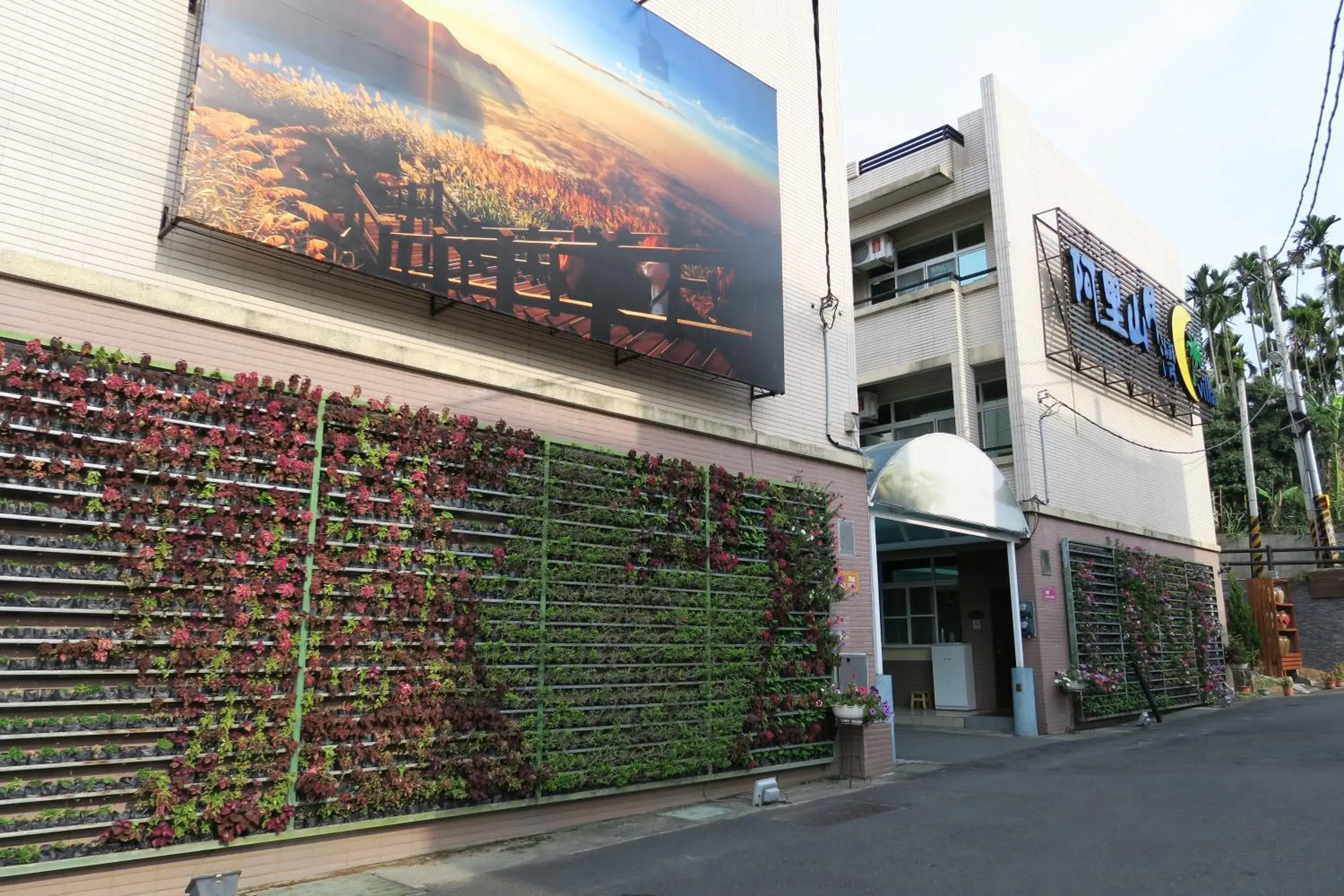 Facade/entrance in Moon Villa Facade/entrance in Moon Villa