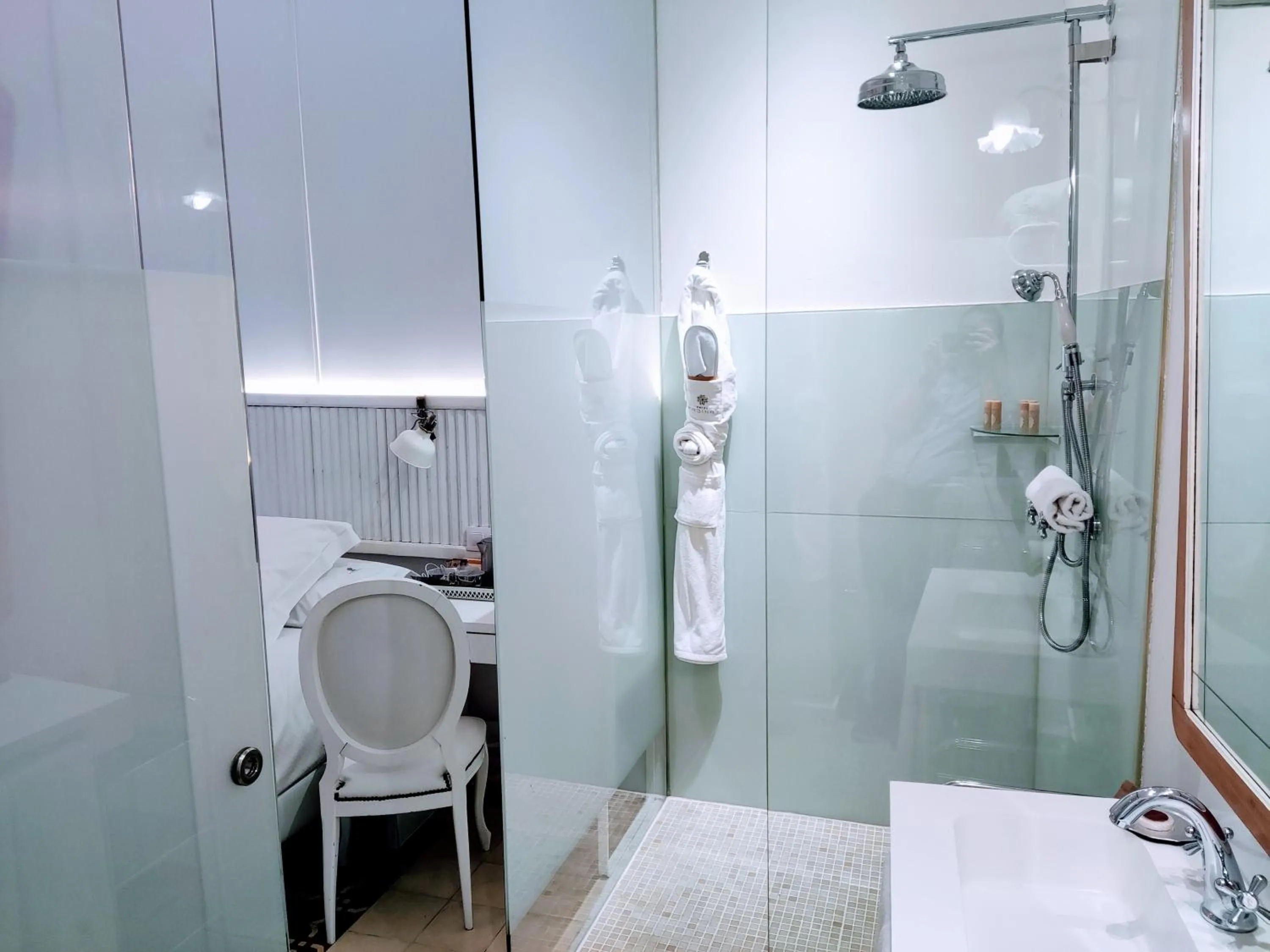 Shower in Hotel Madinat