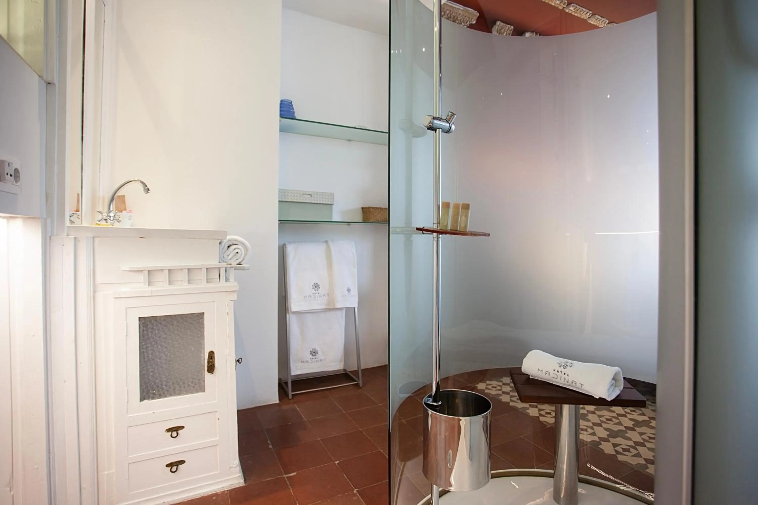 Shower, Bed in Hotel Madinat