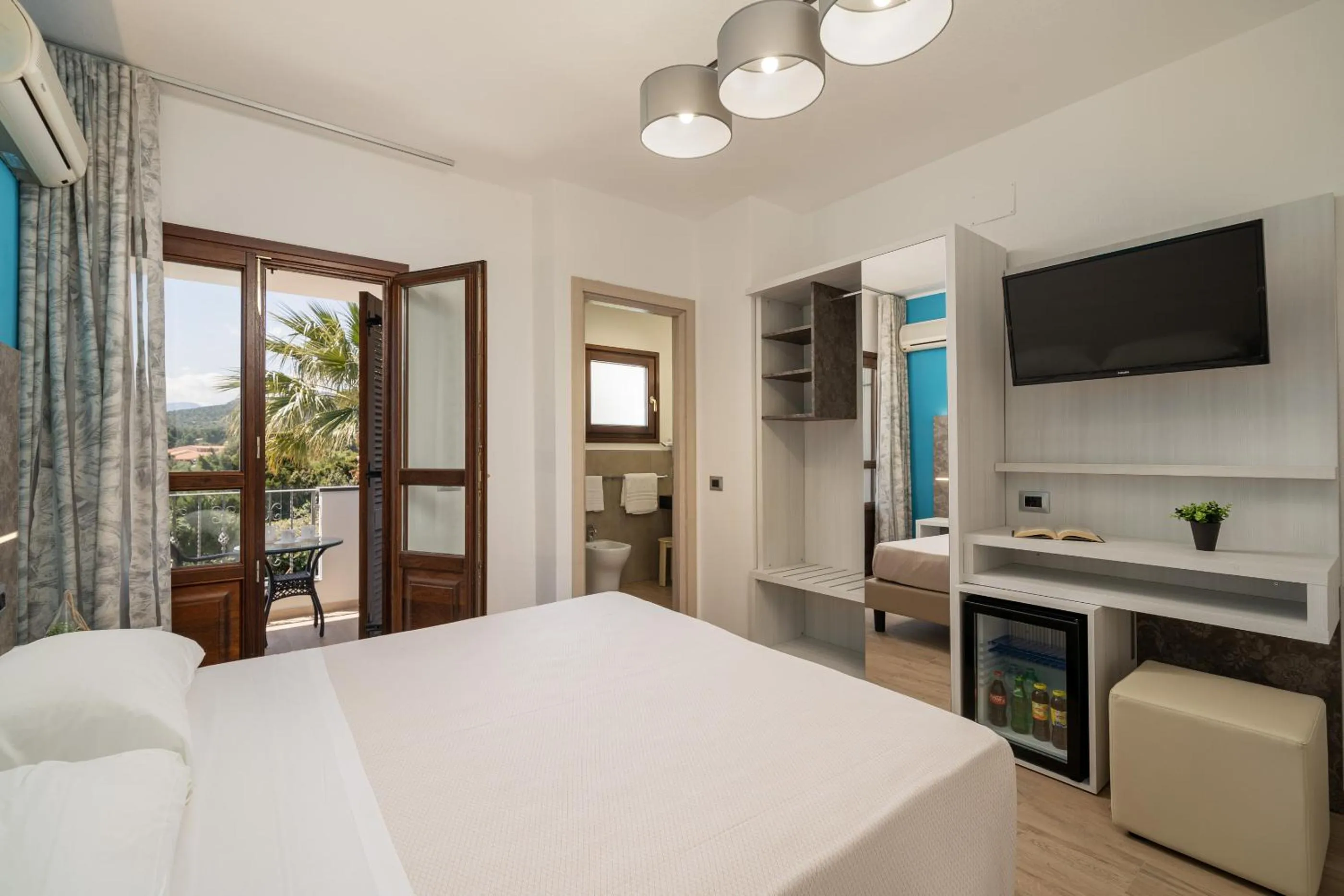 Bathroom, Bed in I Ginepri Hotel