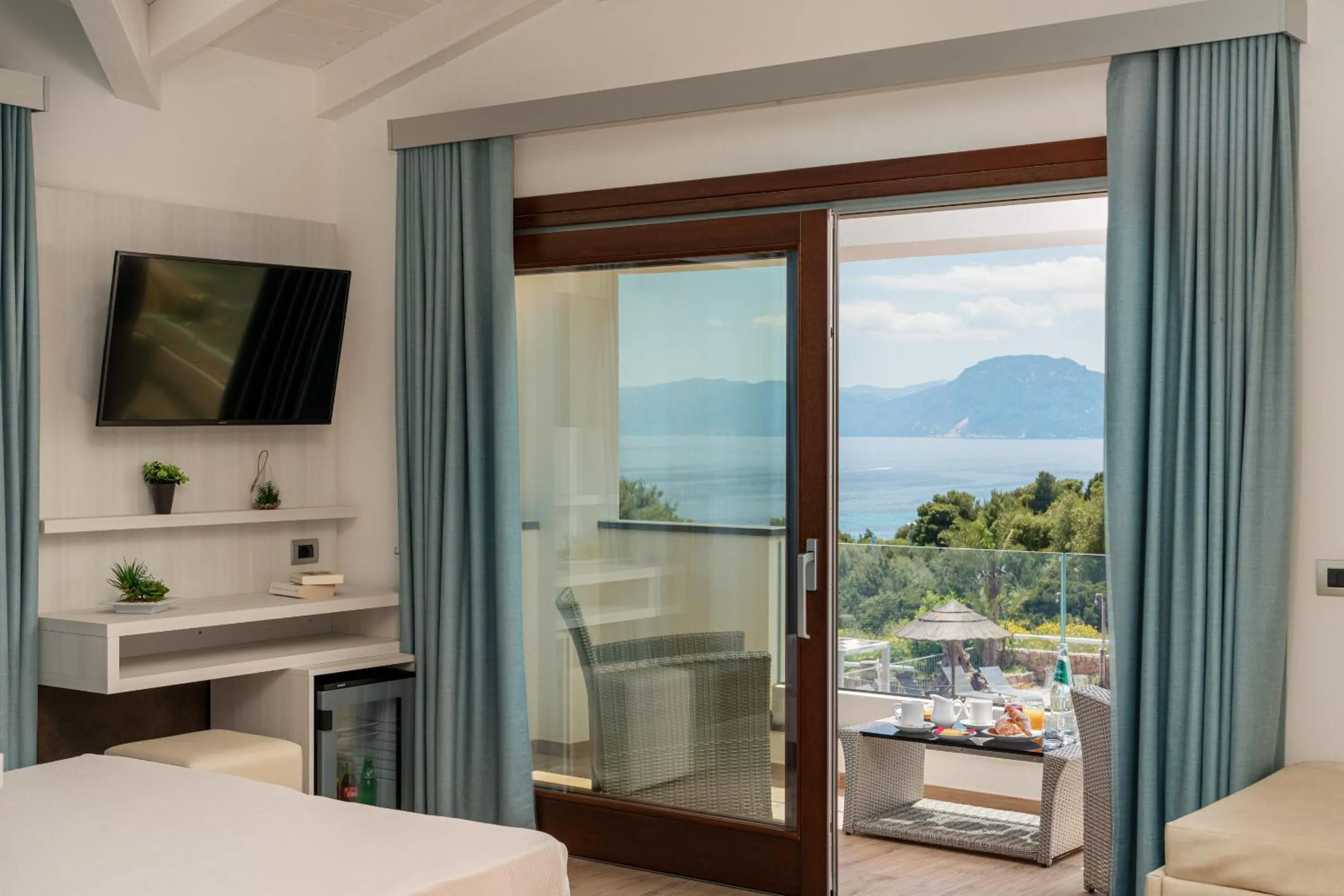 Balcony/Terrace, Bed in I Ginepri Hotel