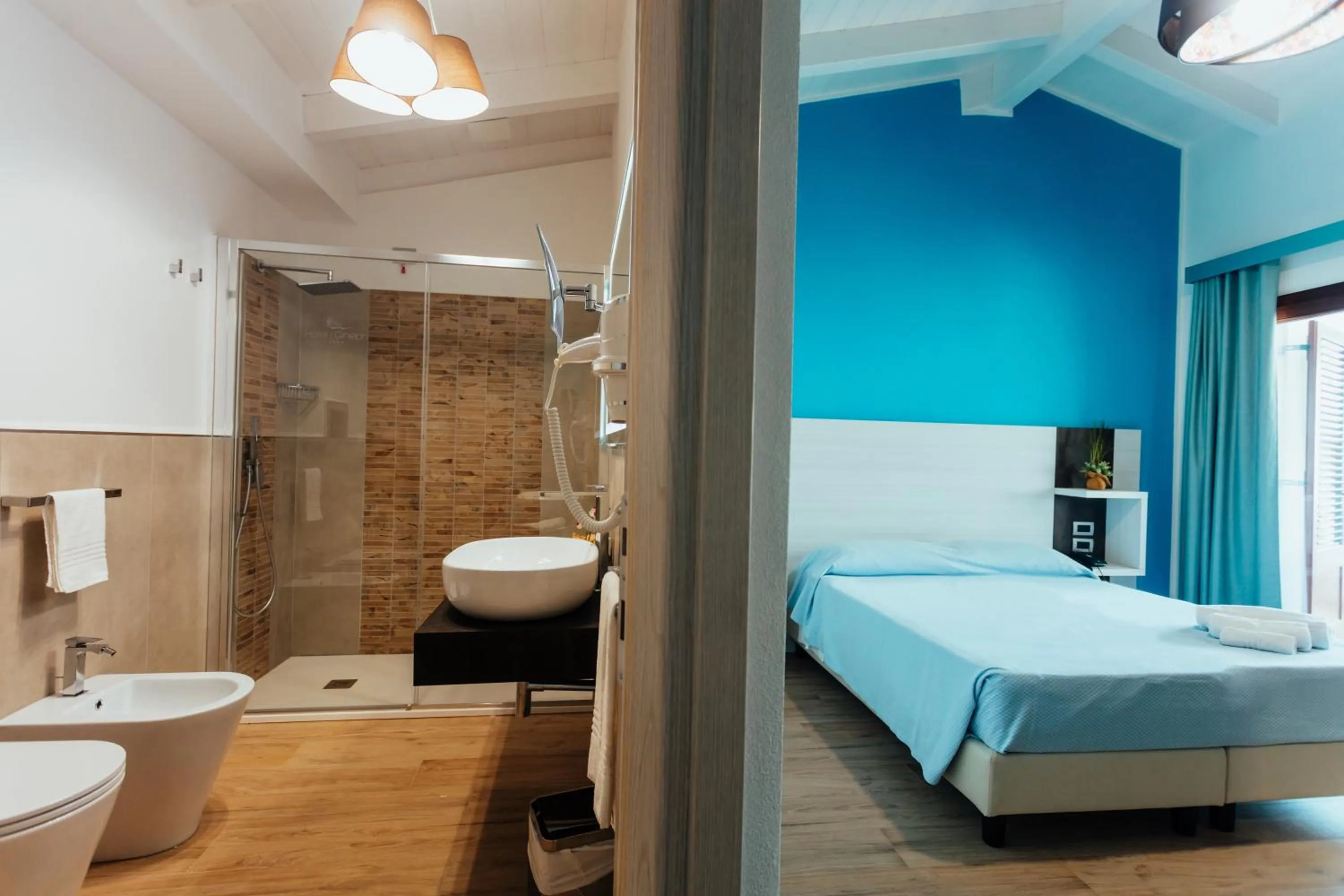 Shower, Bed in I Ginepri Hotel