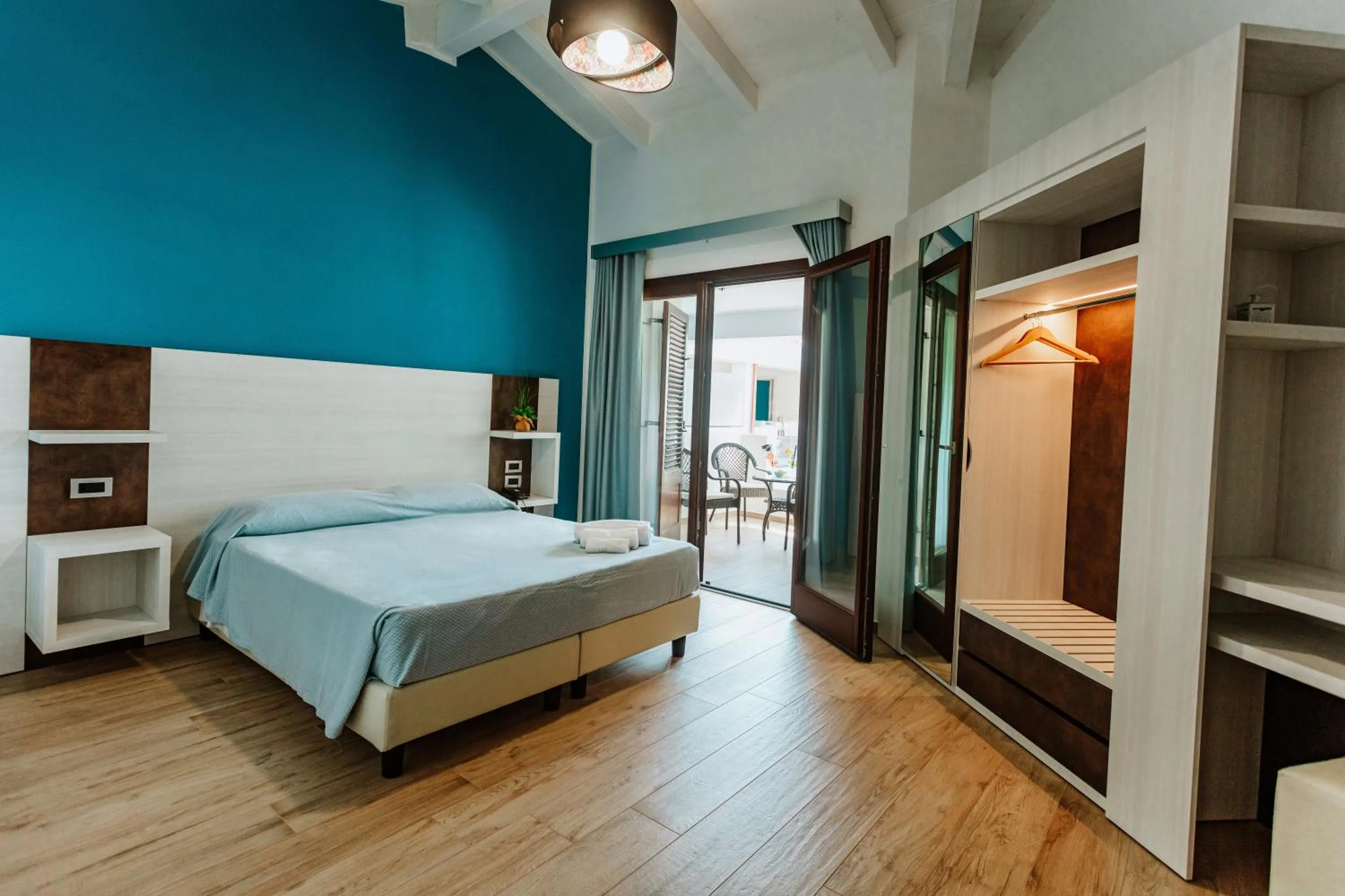 Balcony/Terrace, Bed in I Ginepri Hotel