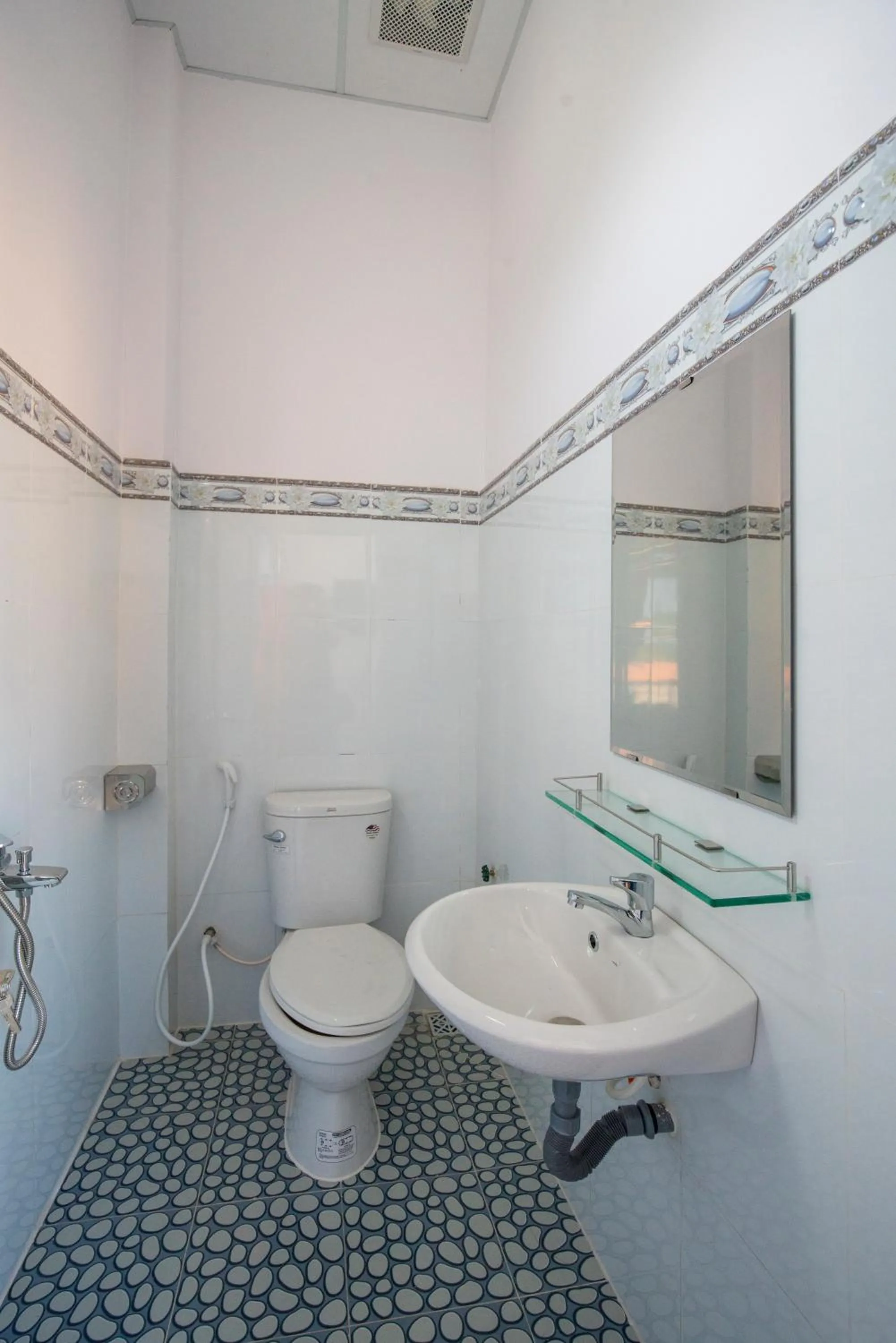 Bathroom in Xuan Anh Guesthouse, nhà nghỉ gia đình