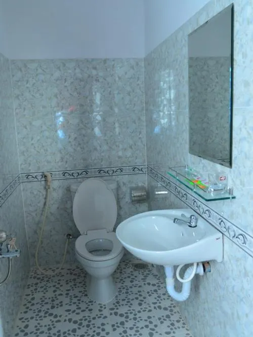 Toilet in Xuan Anh Guesthouse, nhà nghỉ gia đình