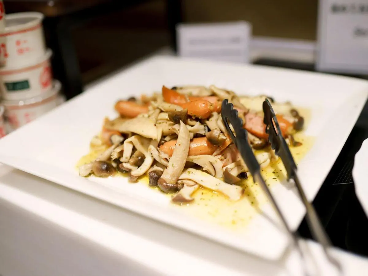 Restaurant/places to eat in Hotel Sakura Suite Osaka Juso