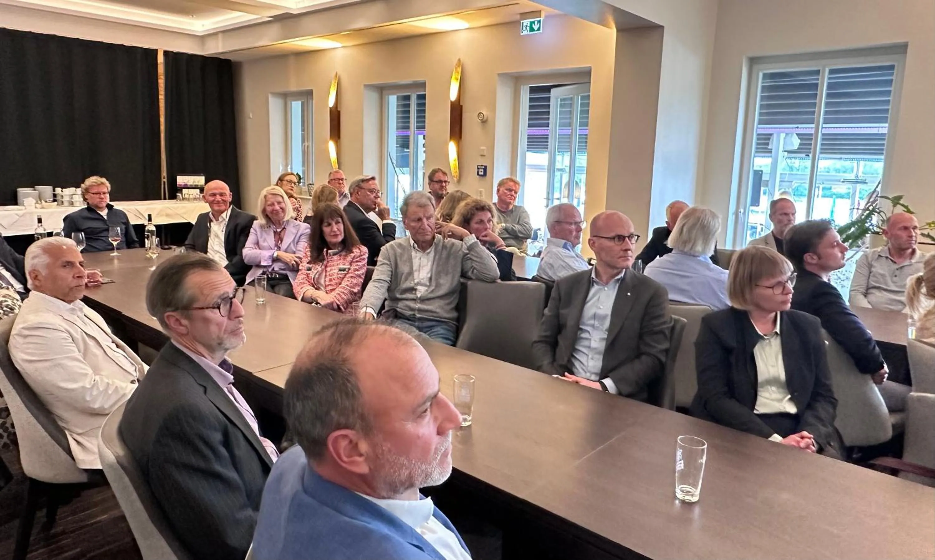 Business facilities in Höll am Main