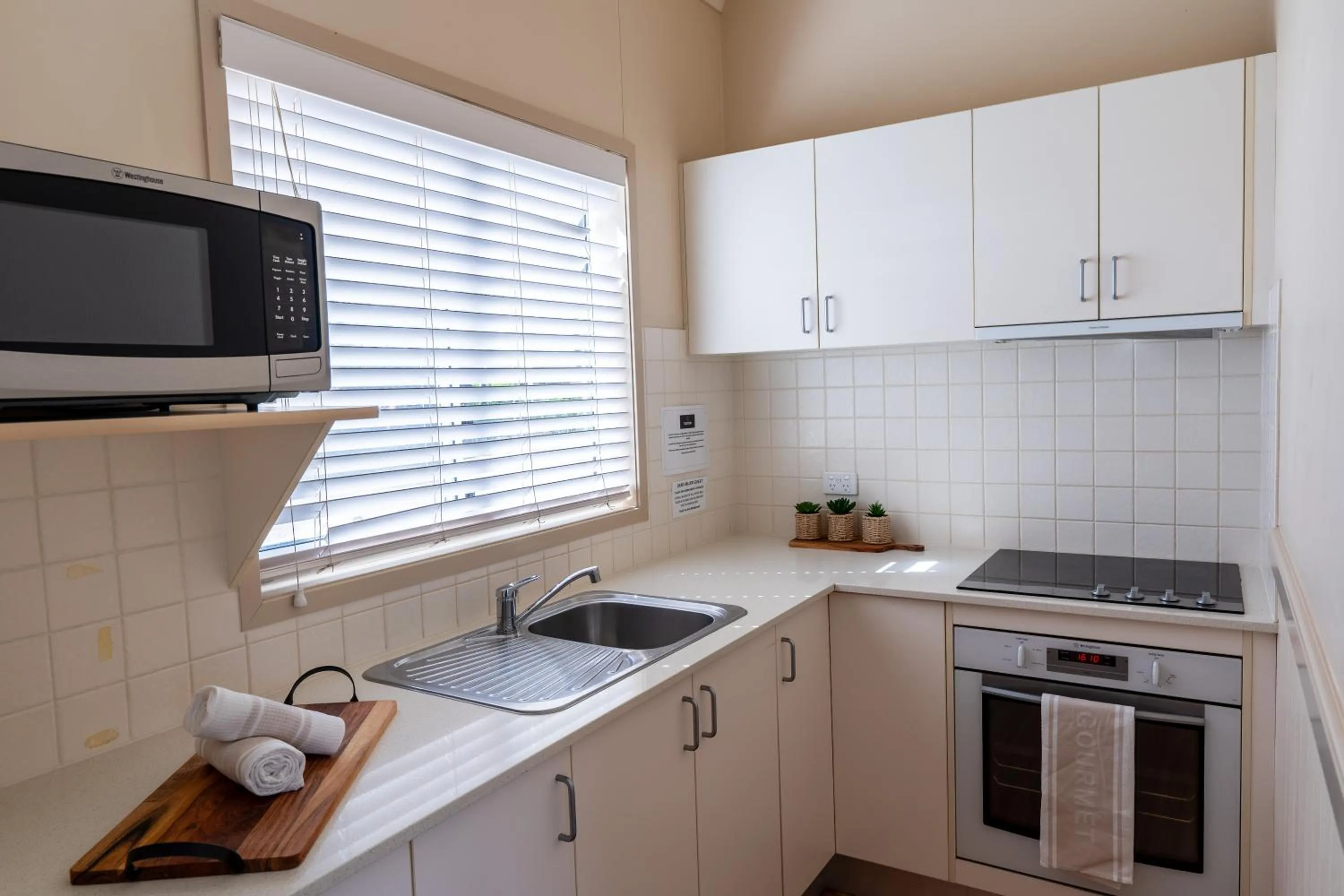 Kitchen or kitchenette in Tasman Holiday Parks - Rollingstone