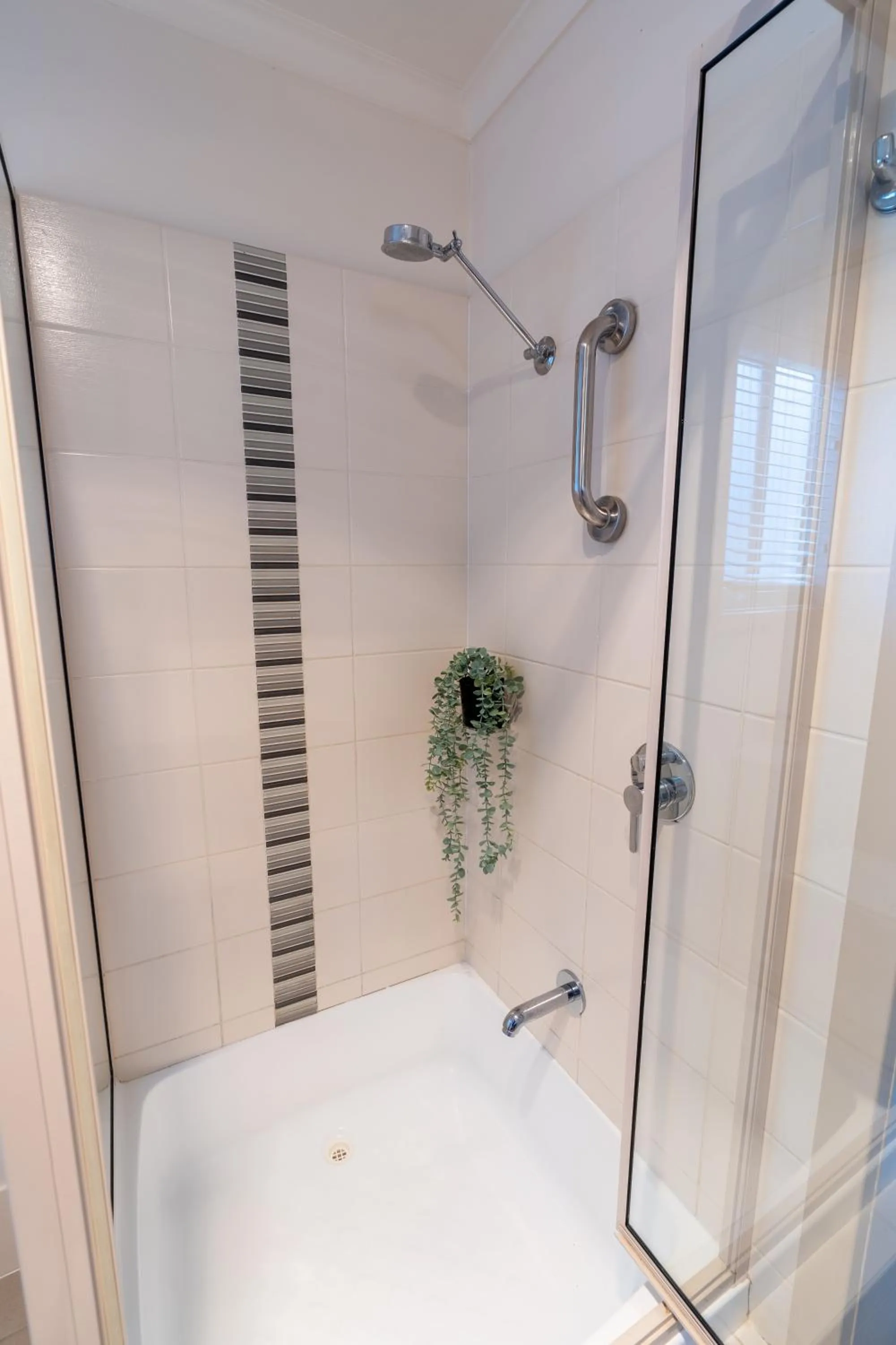 Shower, Bed in Tasman Holiday Parks - Rollingstone