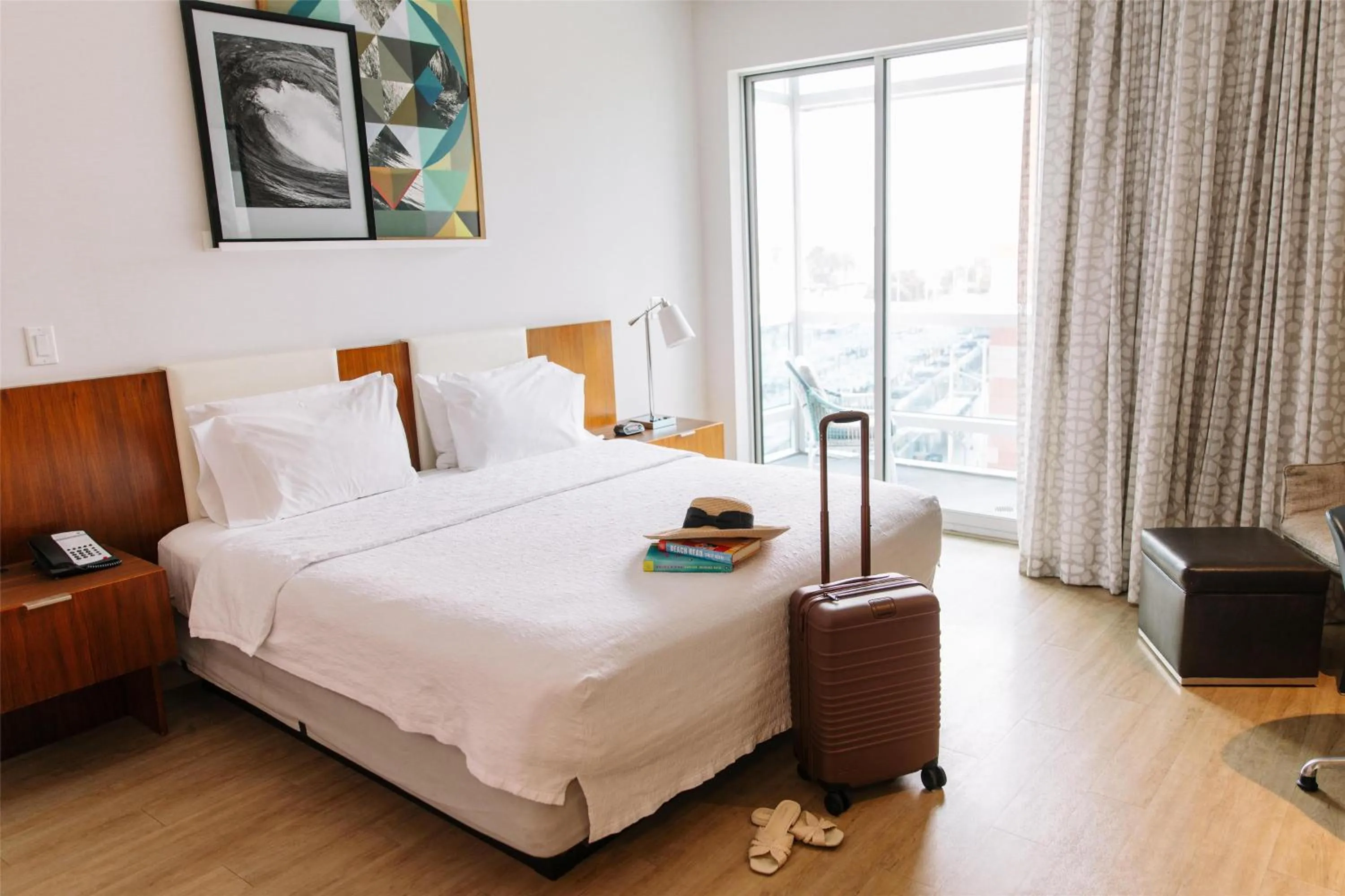 Photo of the whole room, Bed in Hampton Inn & Suites Santa Monica