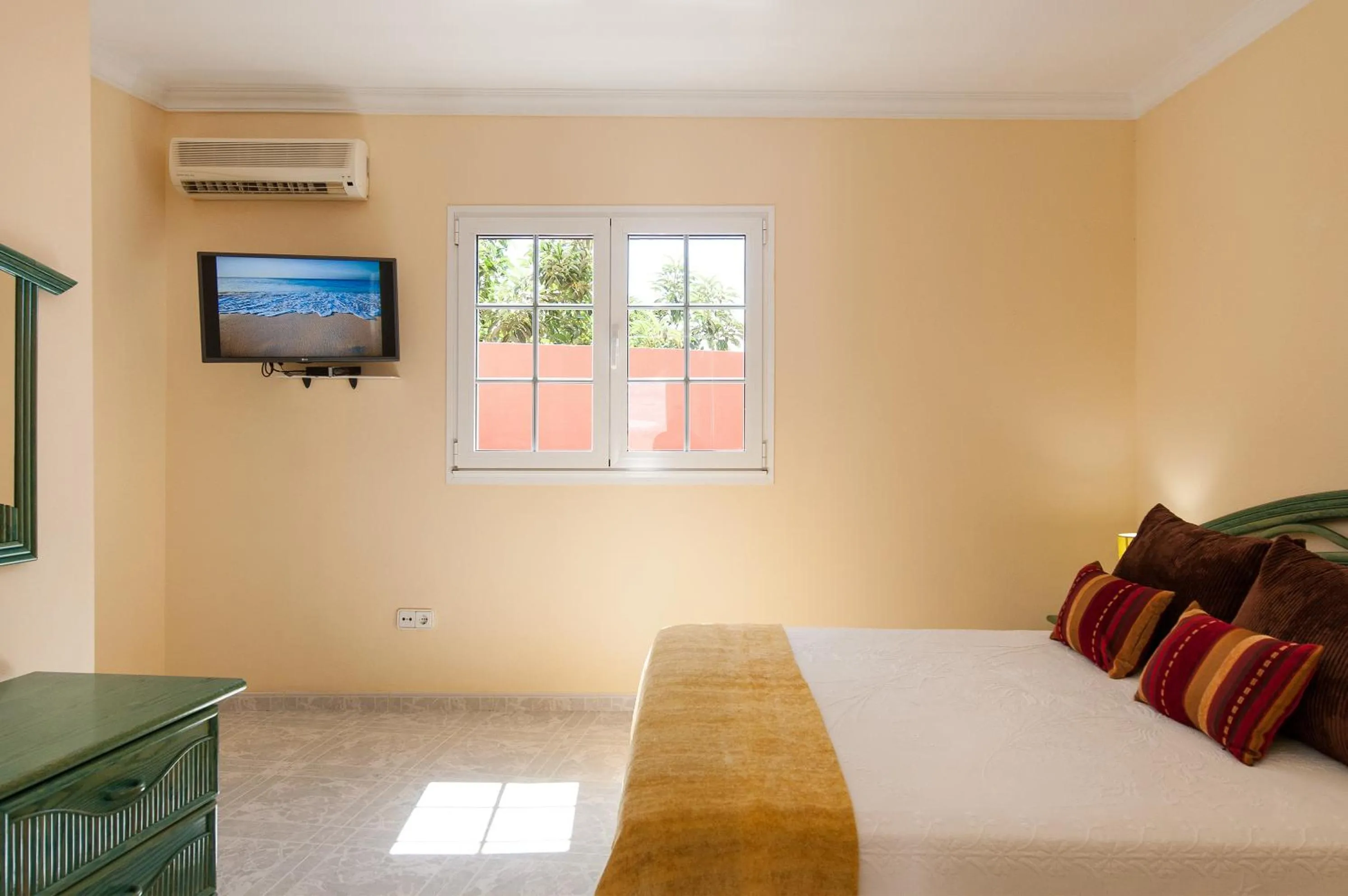 Bedroom, Bed in Sol y Mar El Salobre