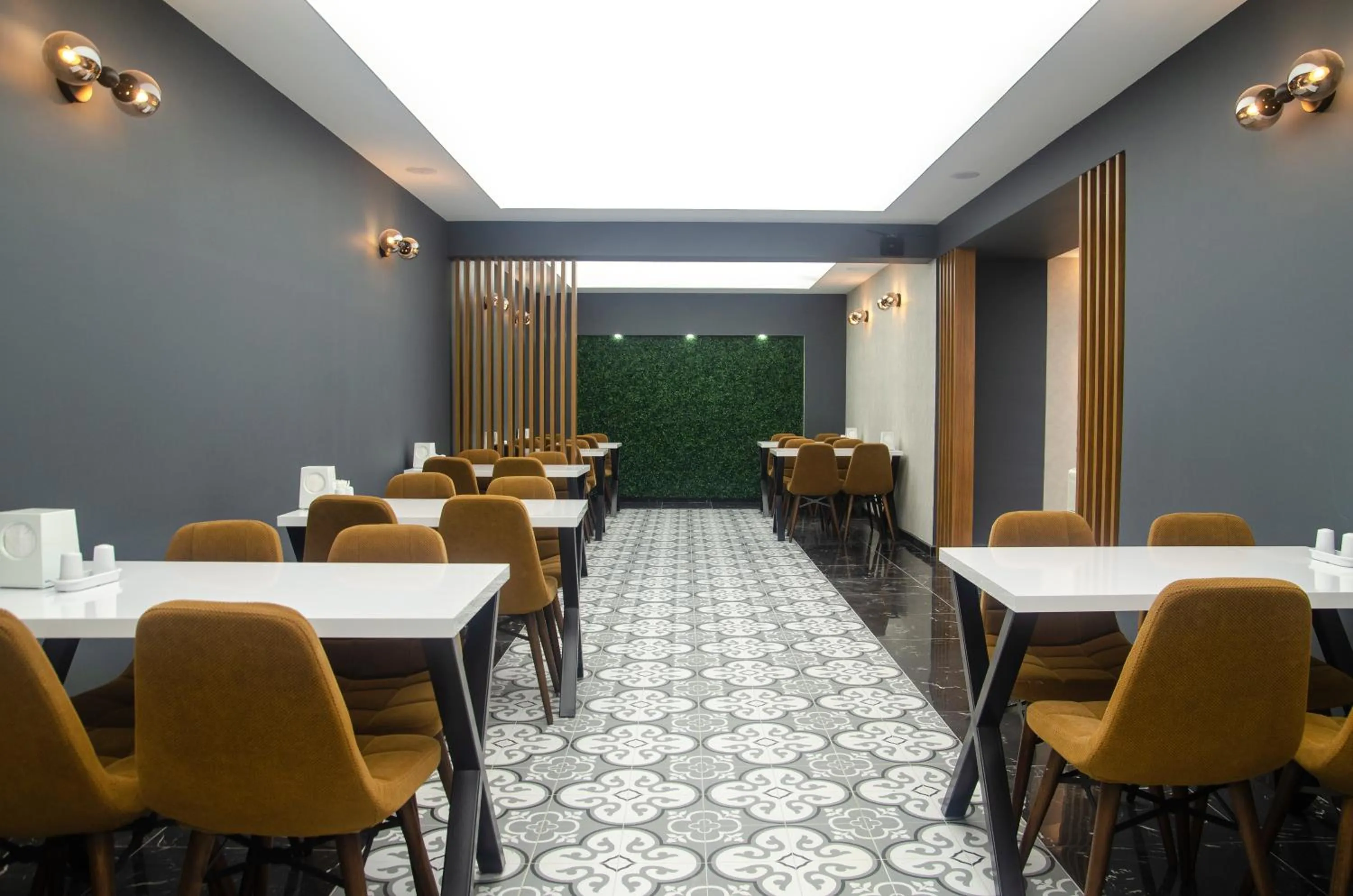 Restaurant/places to eat in SWEET HOME SUiTE HOTEL