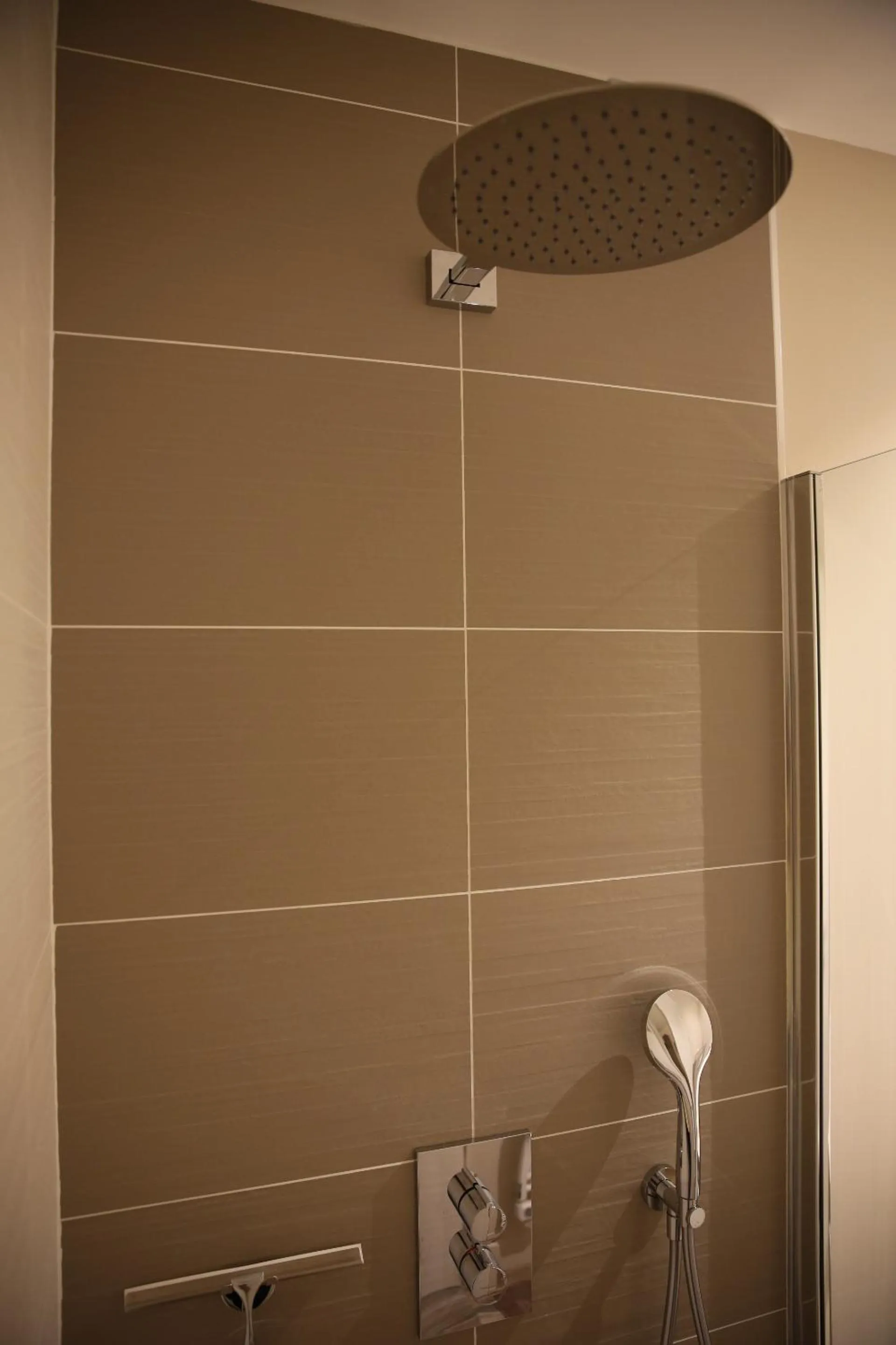 Shower in Maison Cube