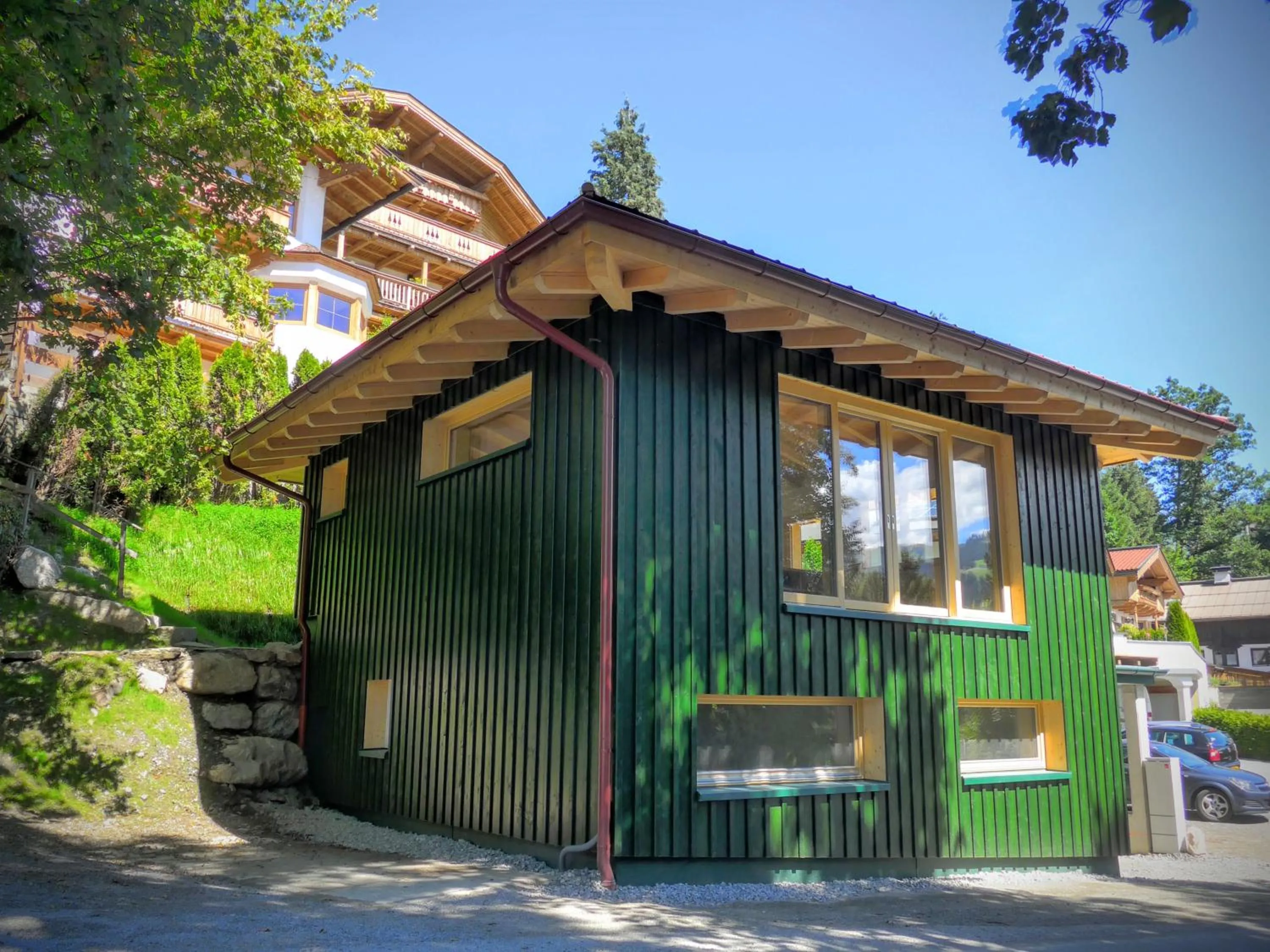 Property building in Modernes Chalet mit Terrasse und Parkplatz in den Alpen