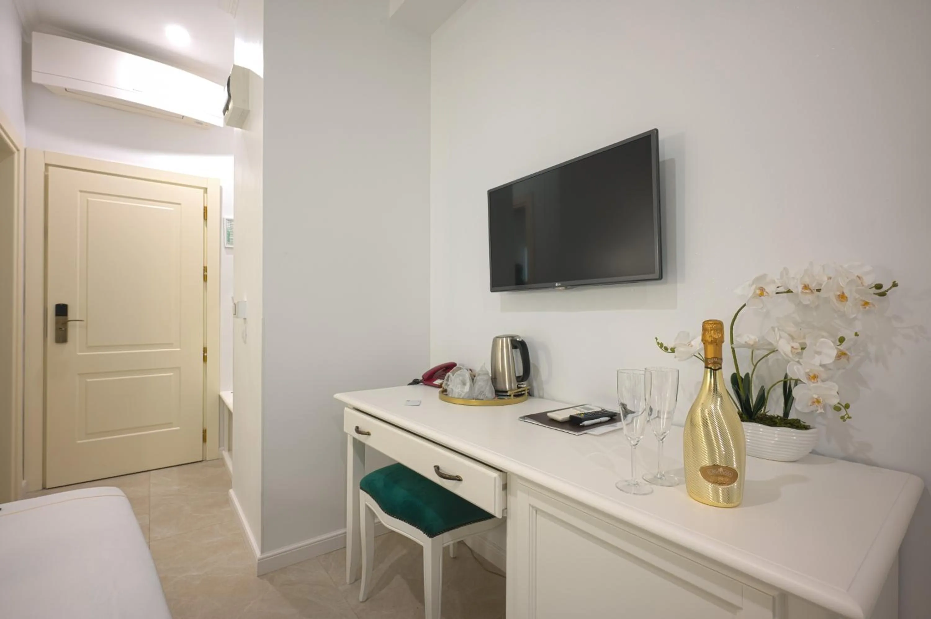 TV and multimedia in Old Town Boutique Hotel