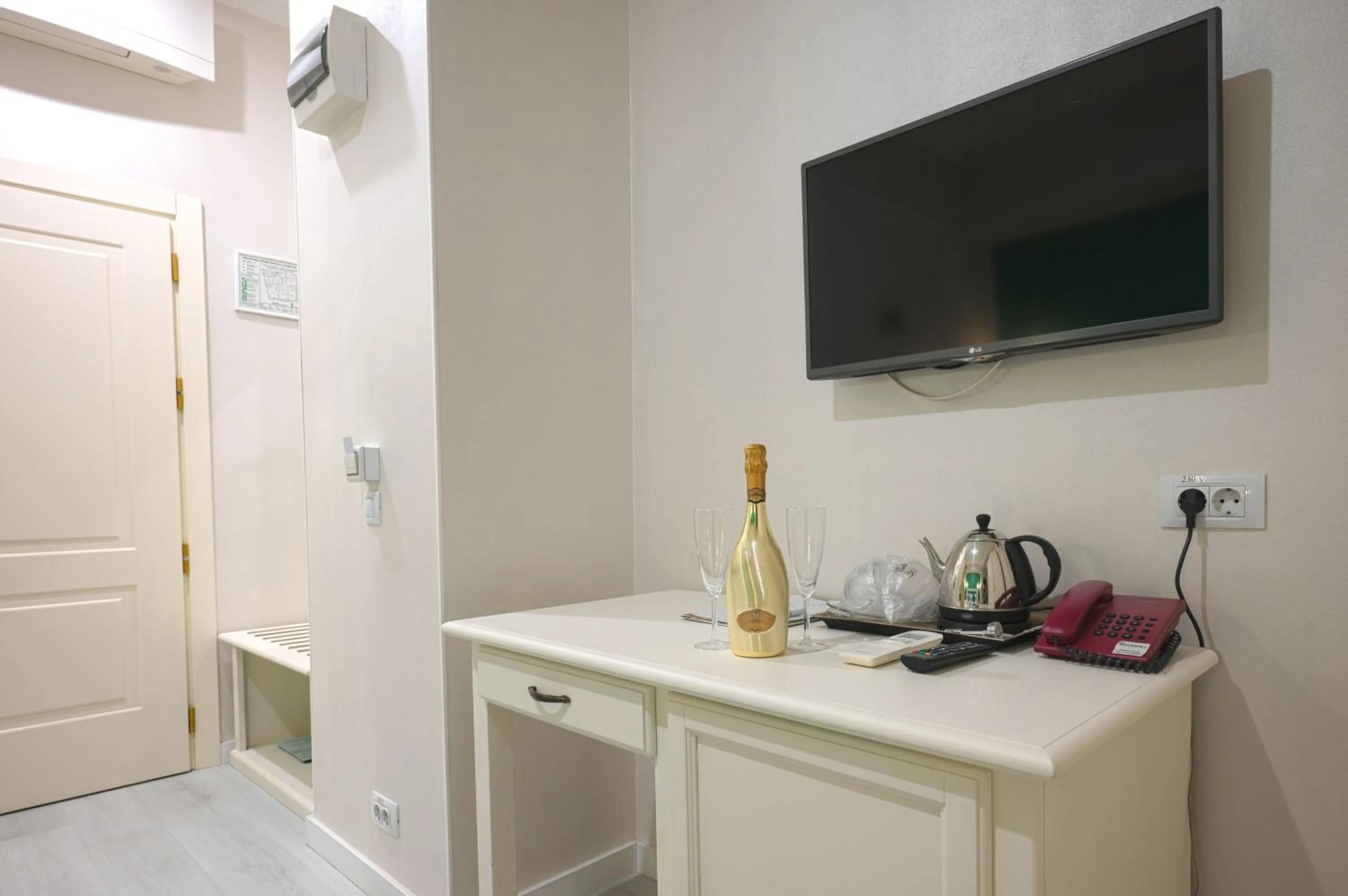 TV and multimedia in Old Town Boutique Hotel