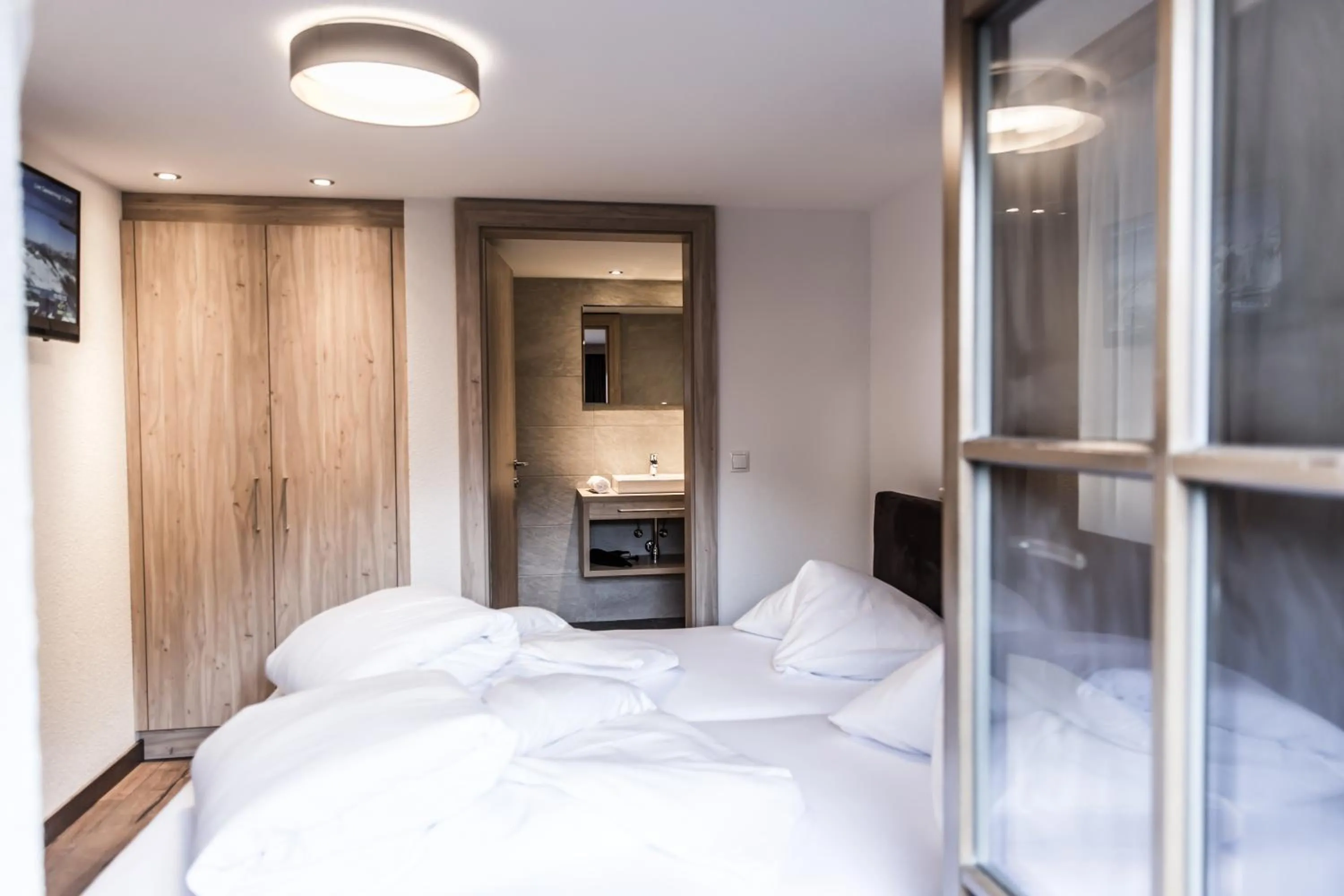 Bathroom, Bed in A Casa Smaragd Appartements