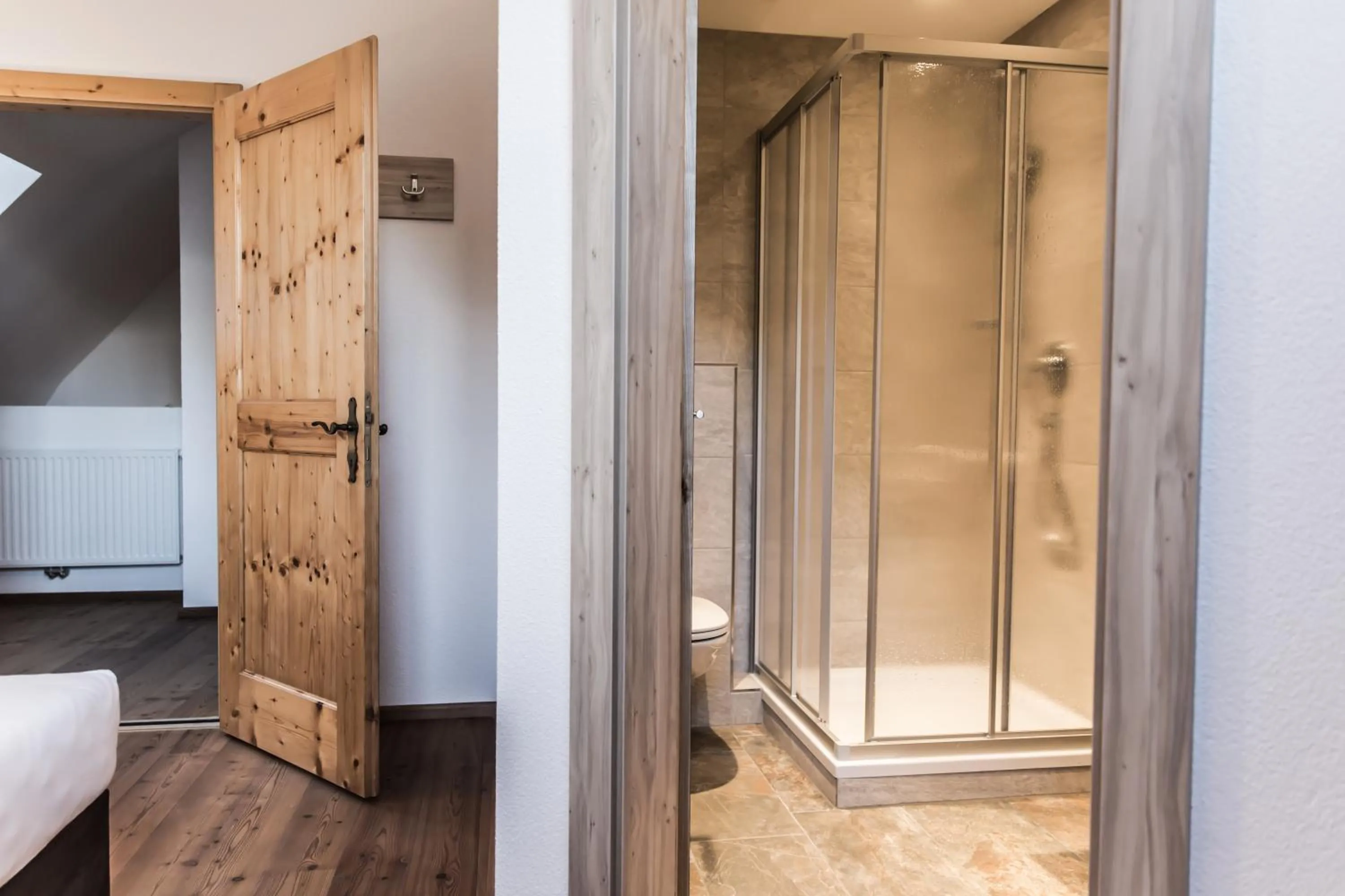 Bathroom, Bed in A Casa Smaragd Appartements