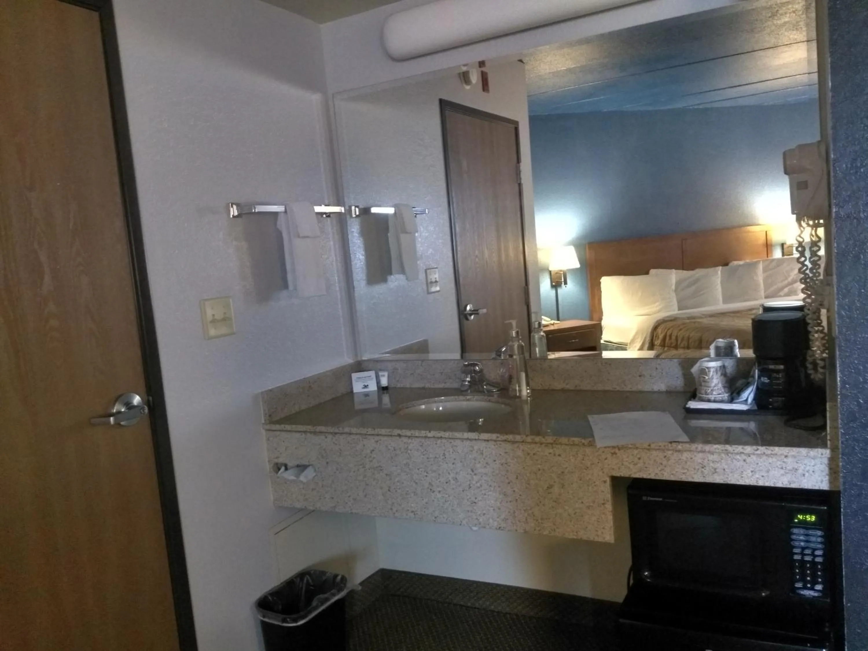 Bed in Madelia Hotel & Suites