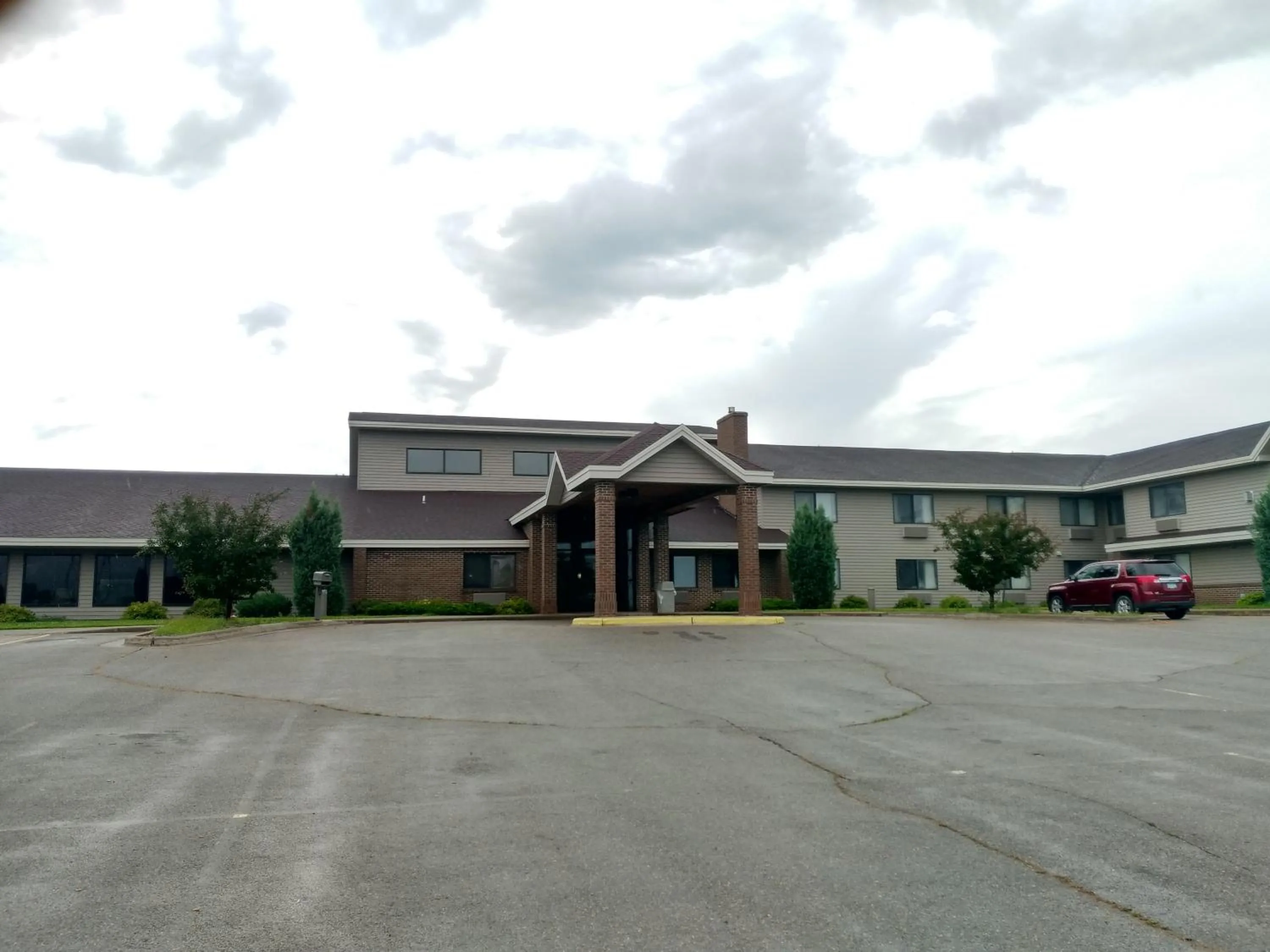 Property building in Madelia Hotel & Suites