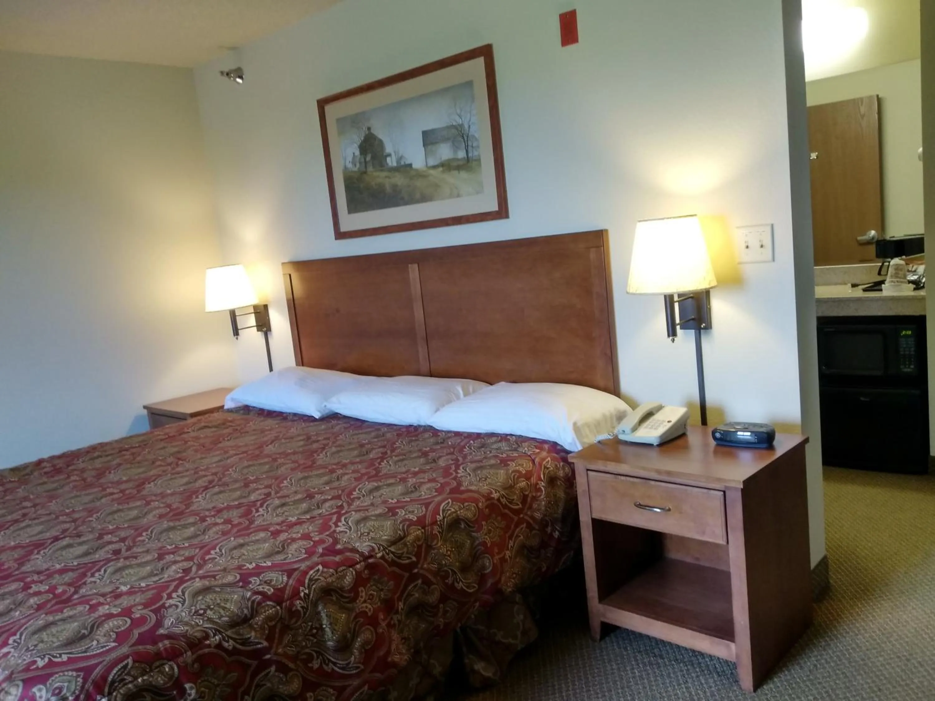 Bed in Madelia Hotel & Suites