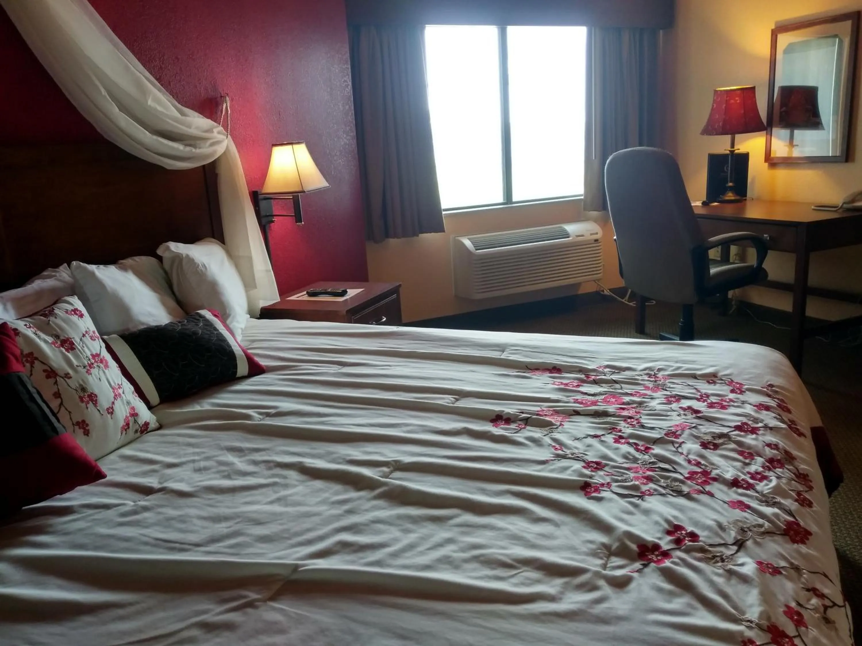 Bed in Madelia Hotel & Suites