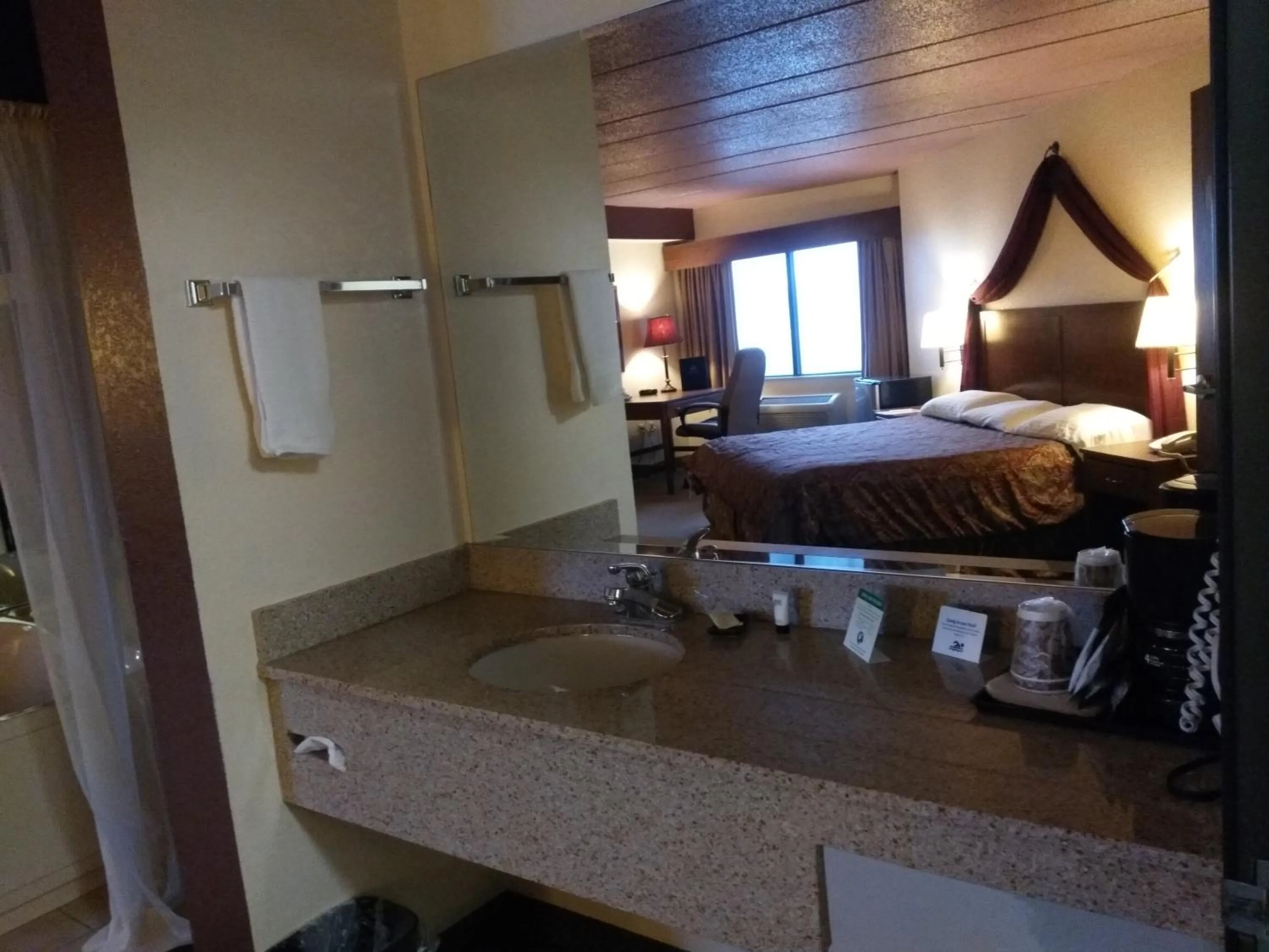 Bed in Madelia Hotel & Suites