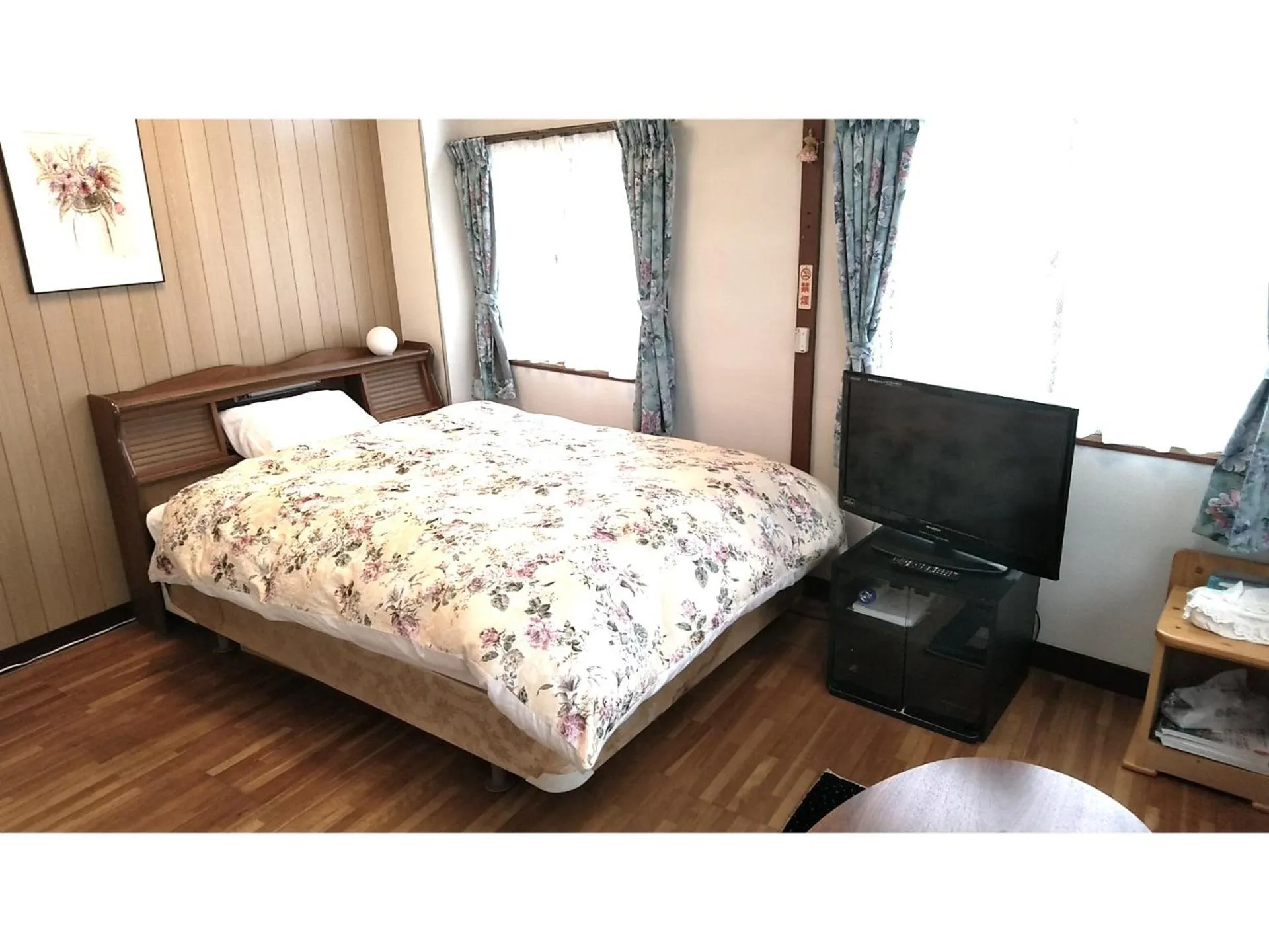 Photo of the whole room, Bed in Hitoyoshi Morinohall Ladies in - Female Only