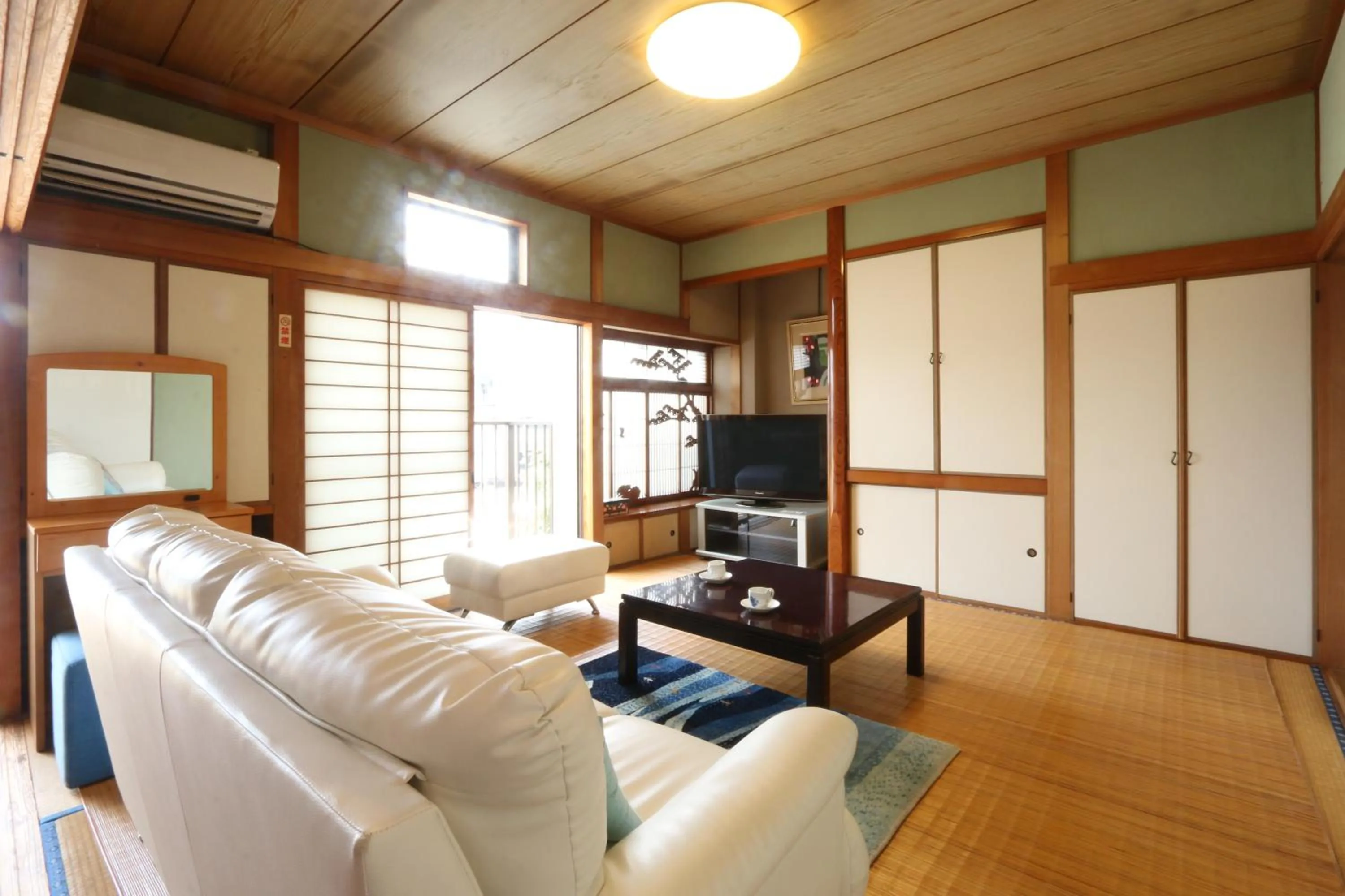 Photo of the whole room in Hitoyoshi Morinohall Ladies in - Female Only
