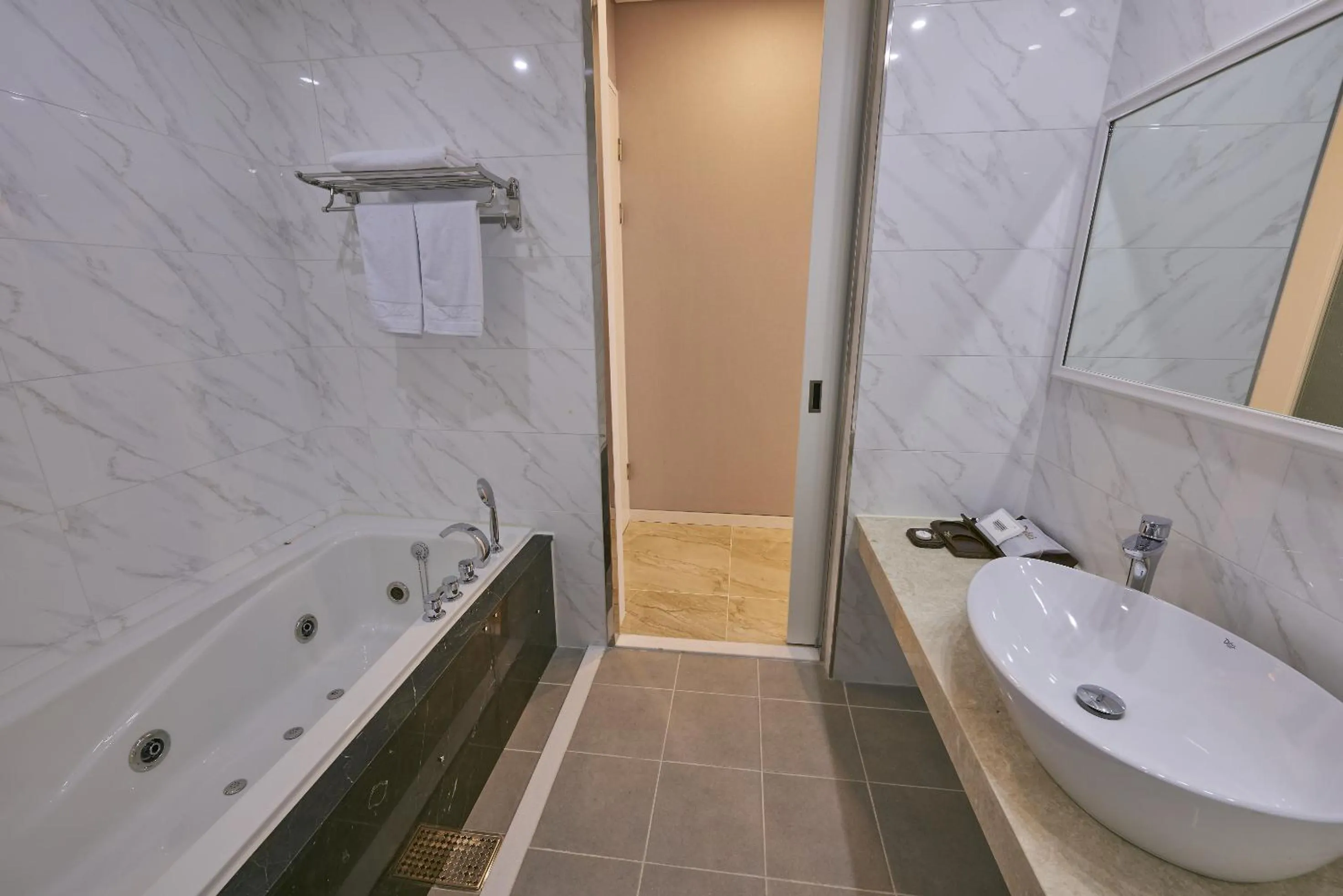 Hot Tub in Dubai Hotel