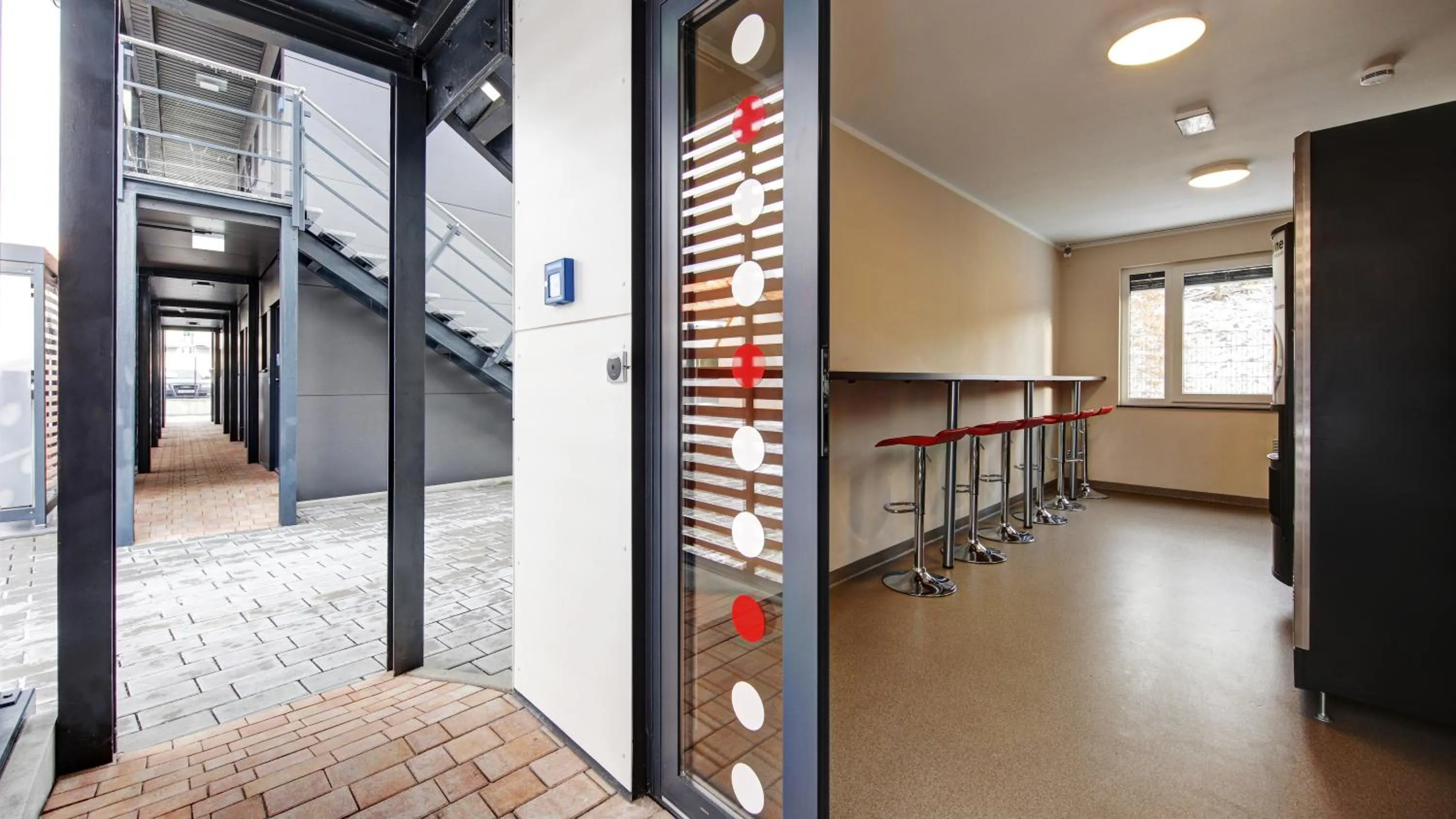 Communal kitchen in 24Seven Hotel Nürnberg