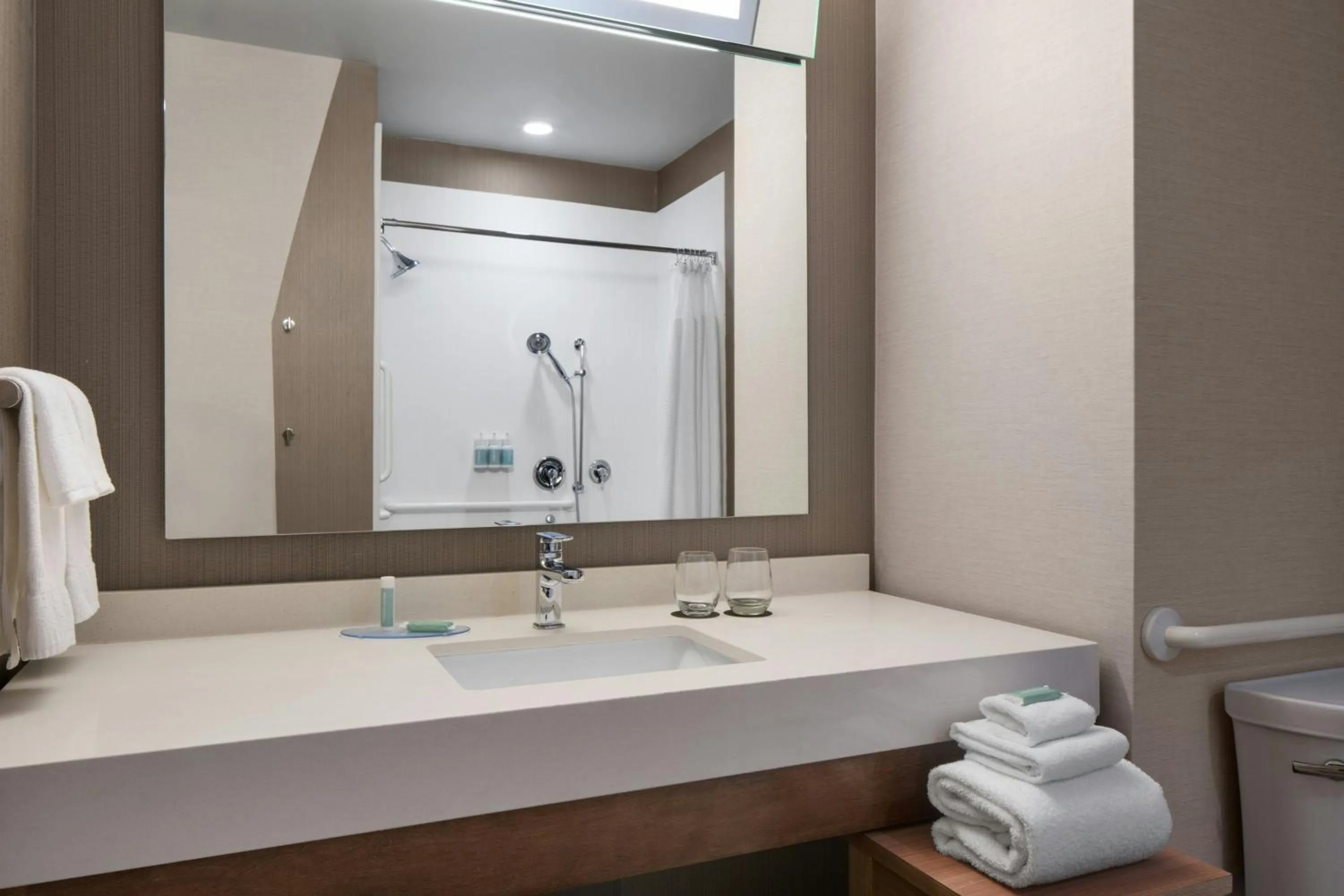 Bathroom in Courtyard by Marriott Fayetteville Fort Liberty - Spring Lake