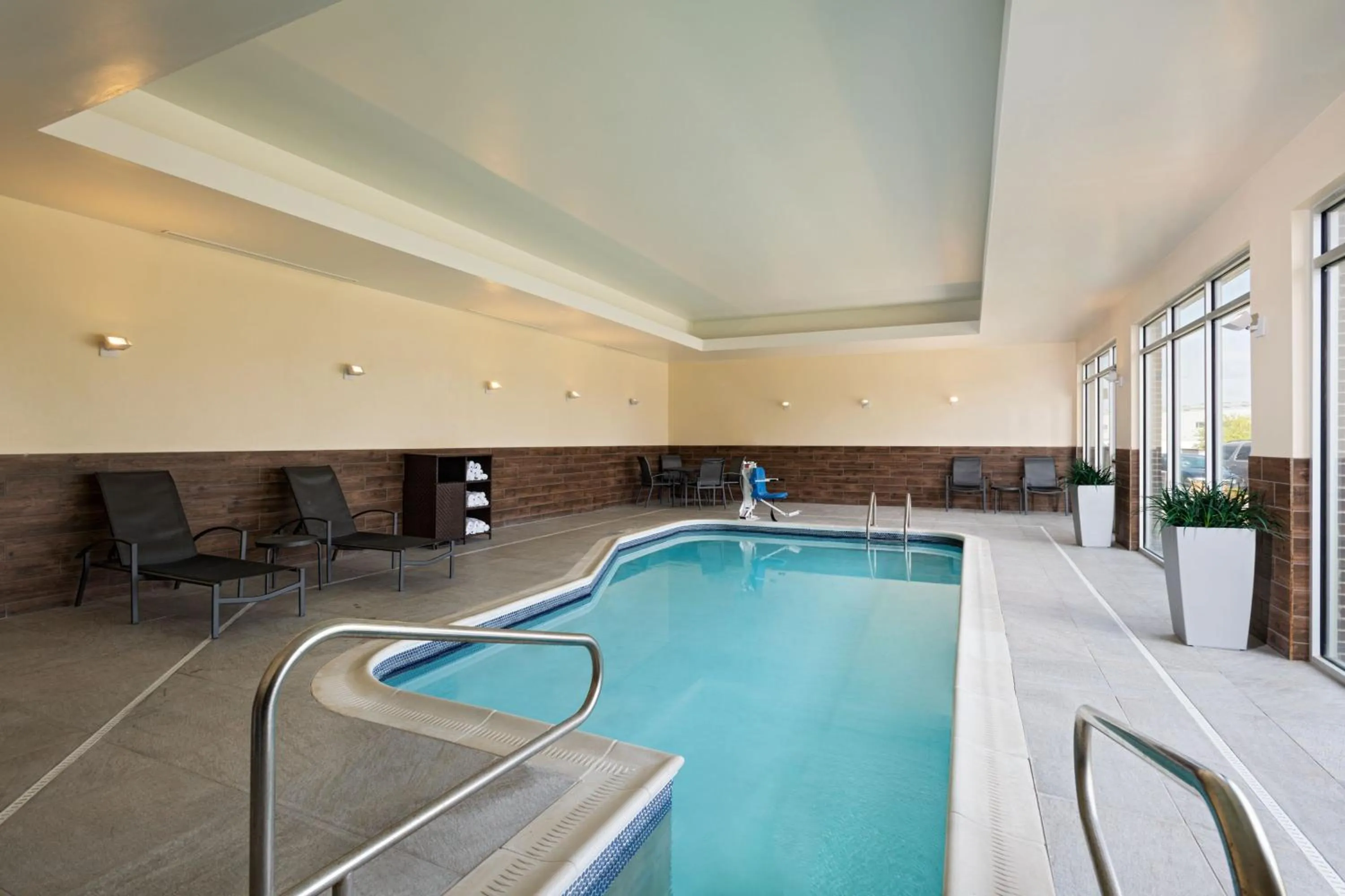 Swimming pool in Fairfield Inn & Suites by Marriott Lincoln Airport