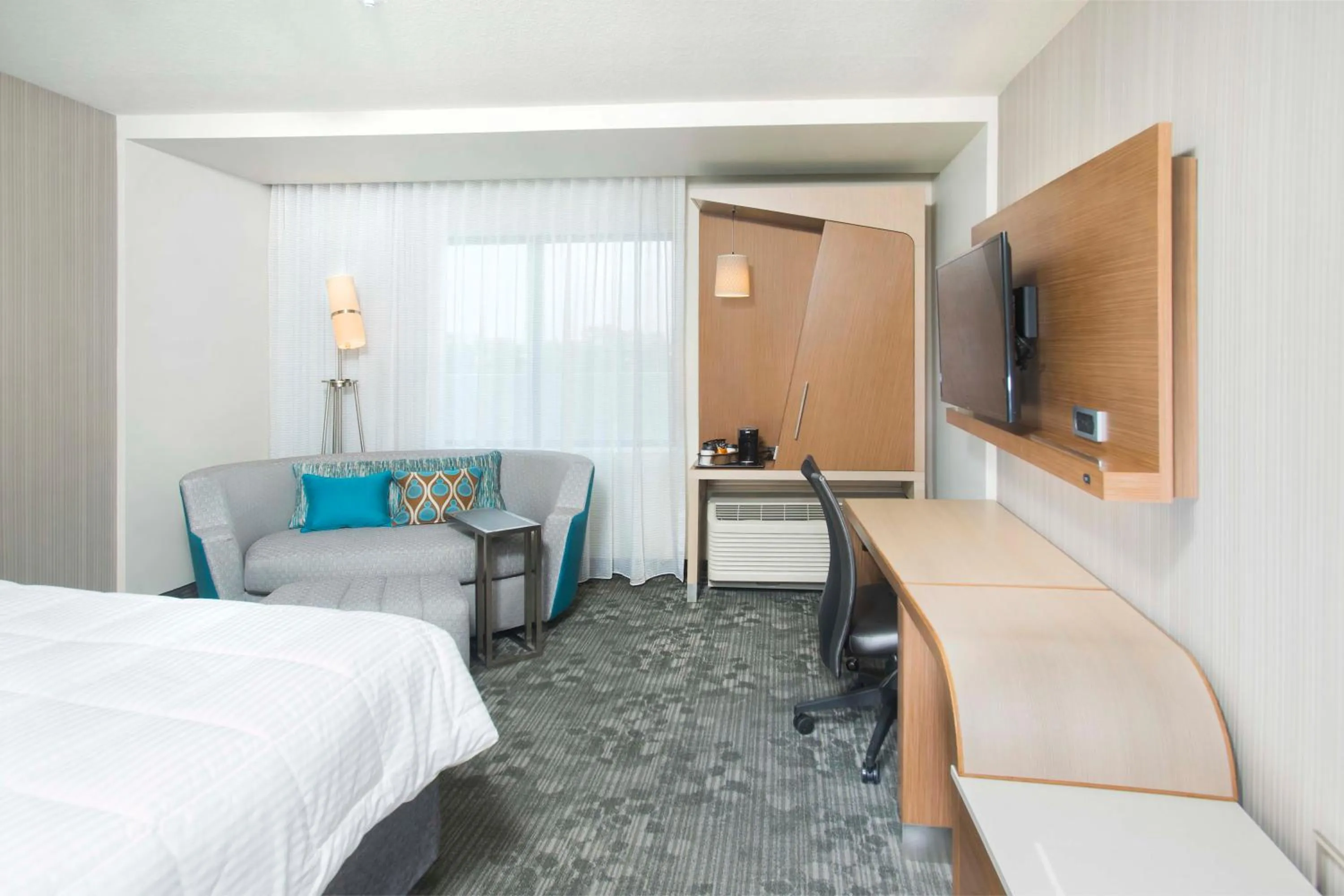 King Room with Sofa Bed - Hearing Accessible/High Floor in Courtyard by Marriott Redwood City