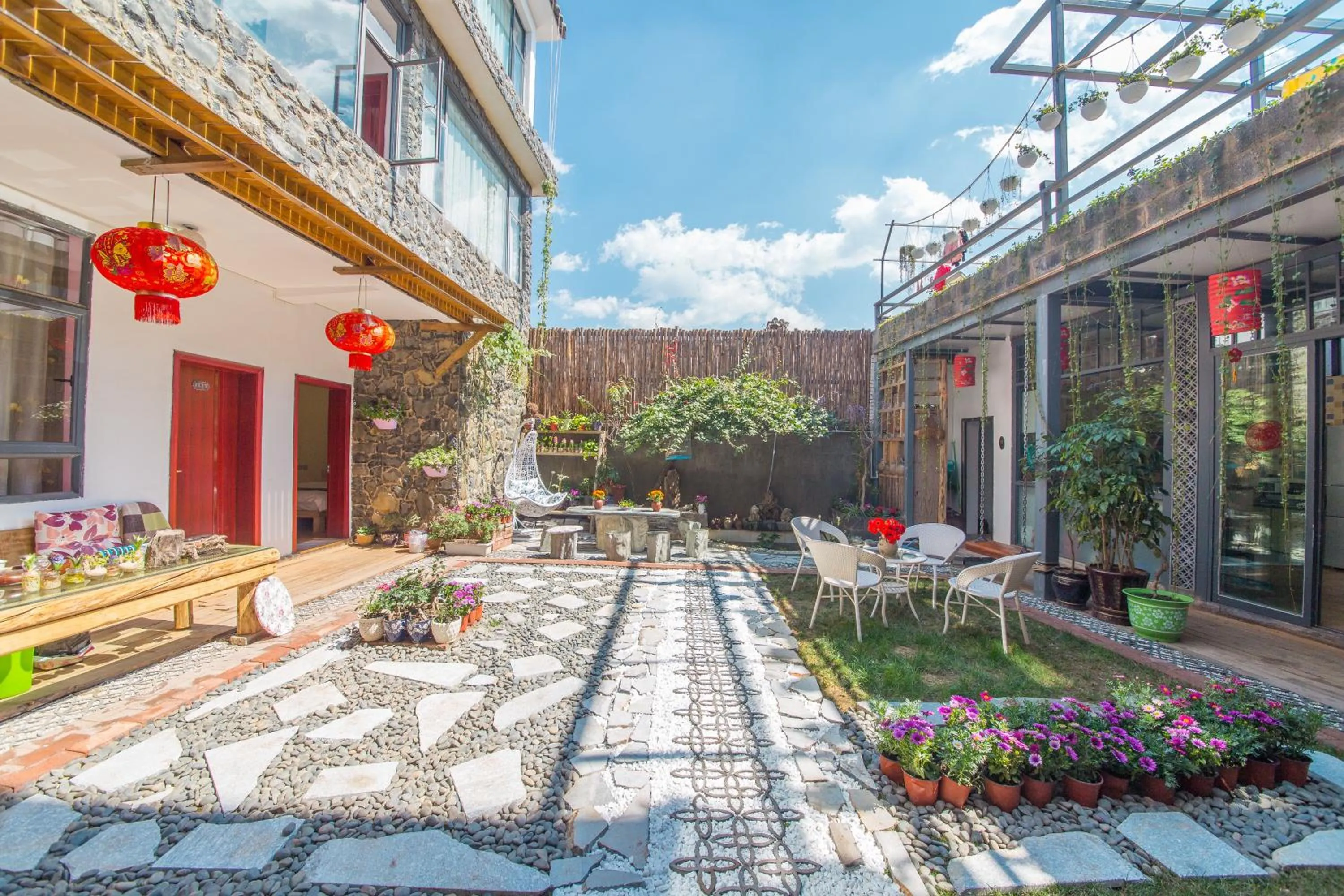 Property building in M Y J Boutique Inn 梦圆居