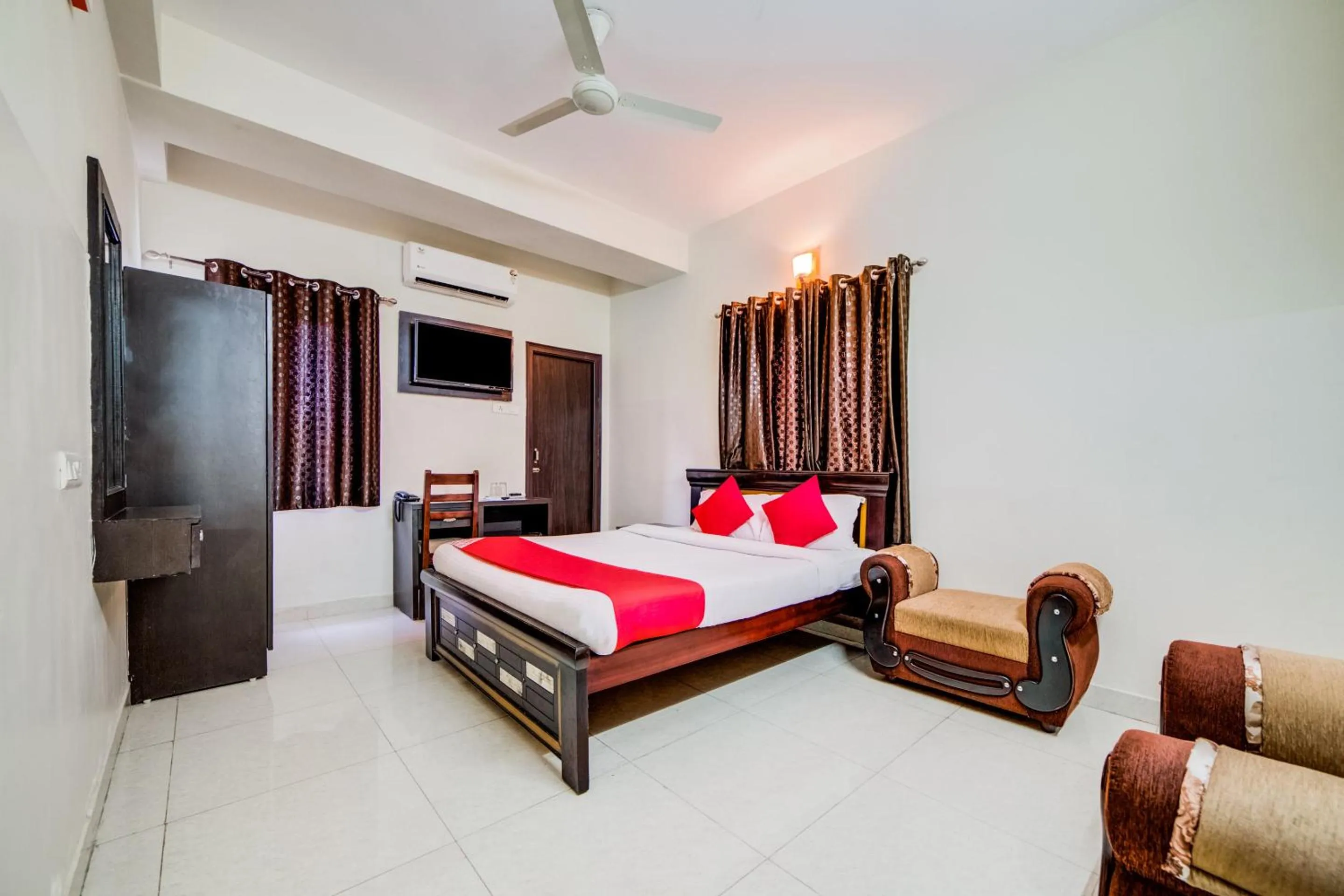 Bedroom, Bed in Hotel O The Royal Nest Near Shilparamam