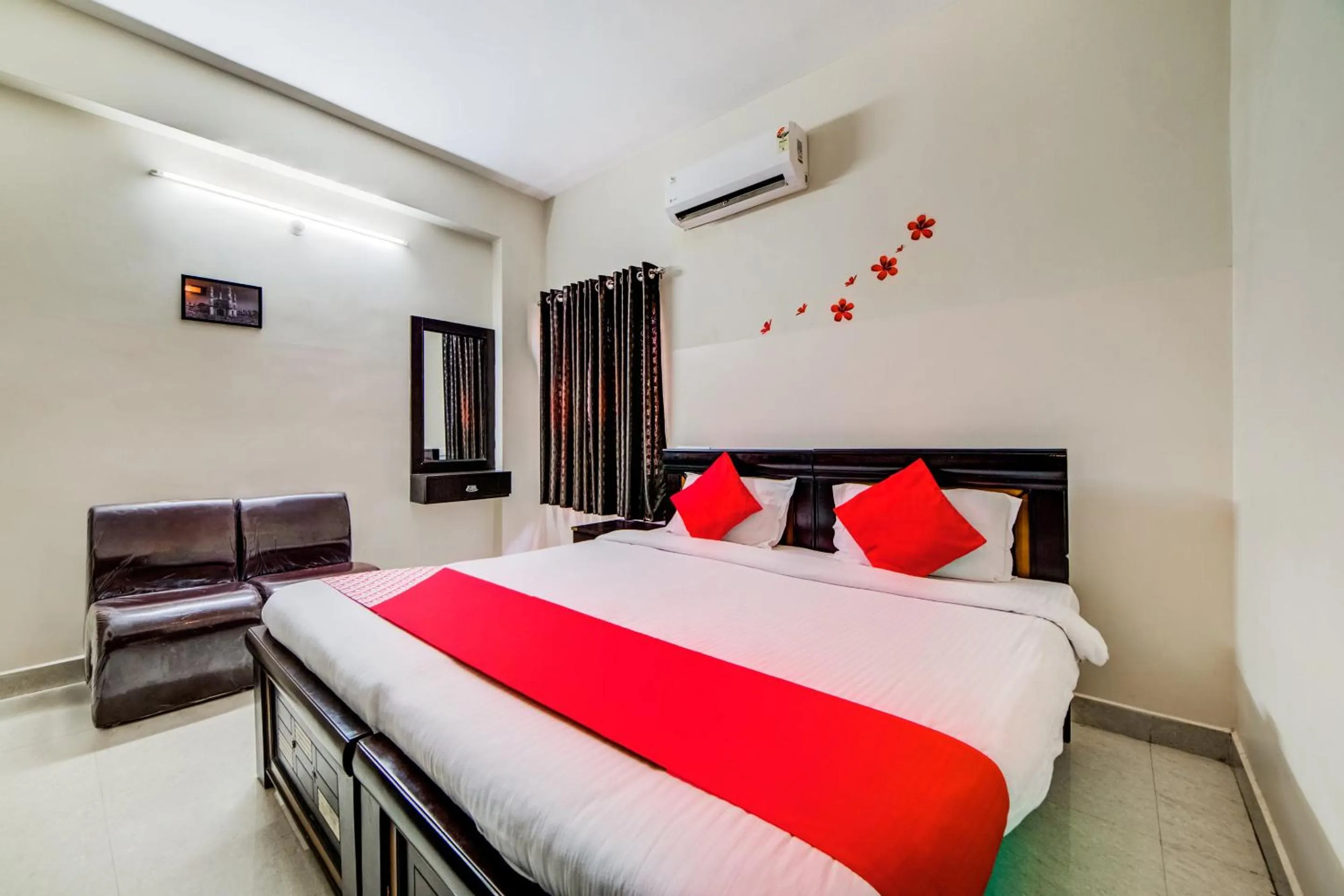 Bedroom, Bed in Hotel O The Royal Nest Near Shilparamam