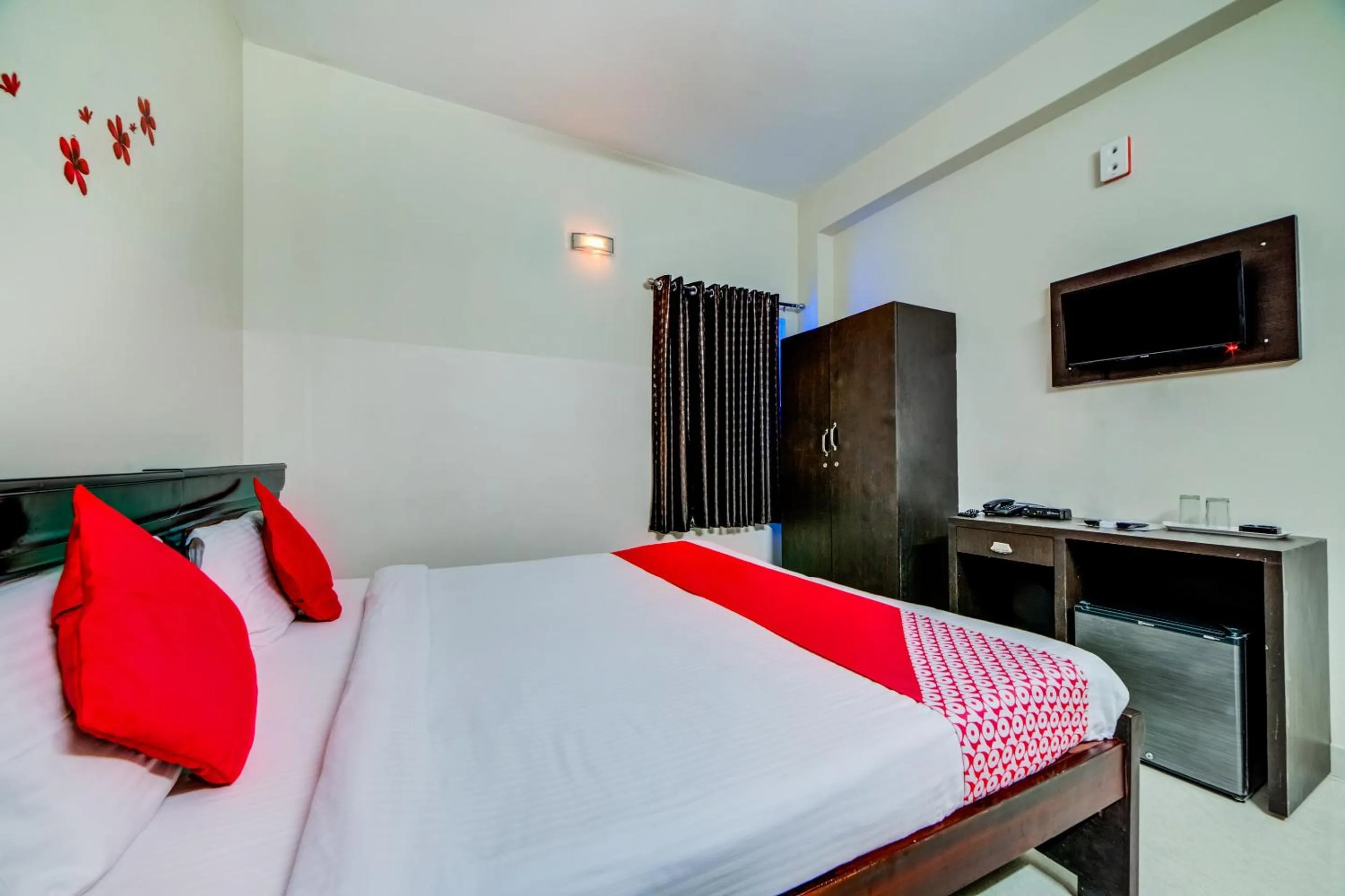 Bedroom, Bed in Hotel O The Royal Nest Near Shilparamam