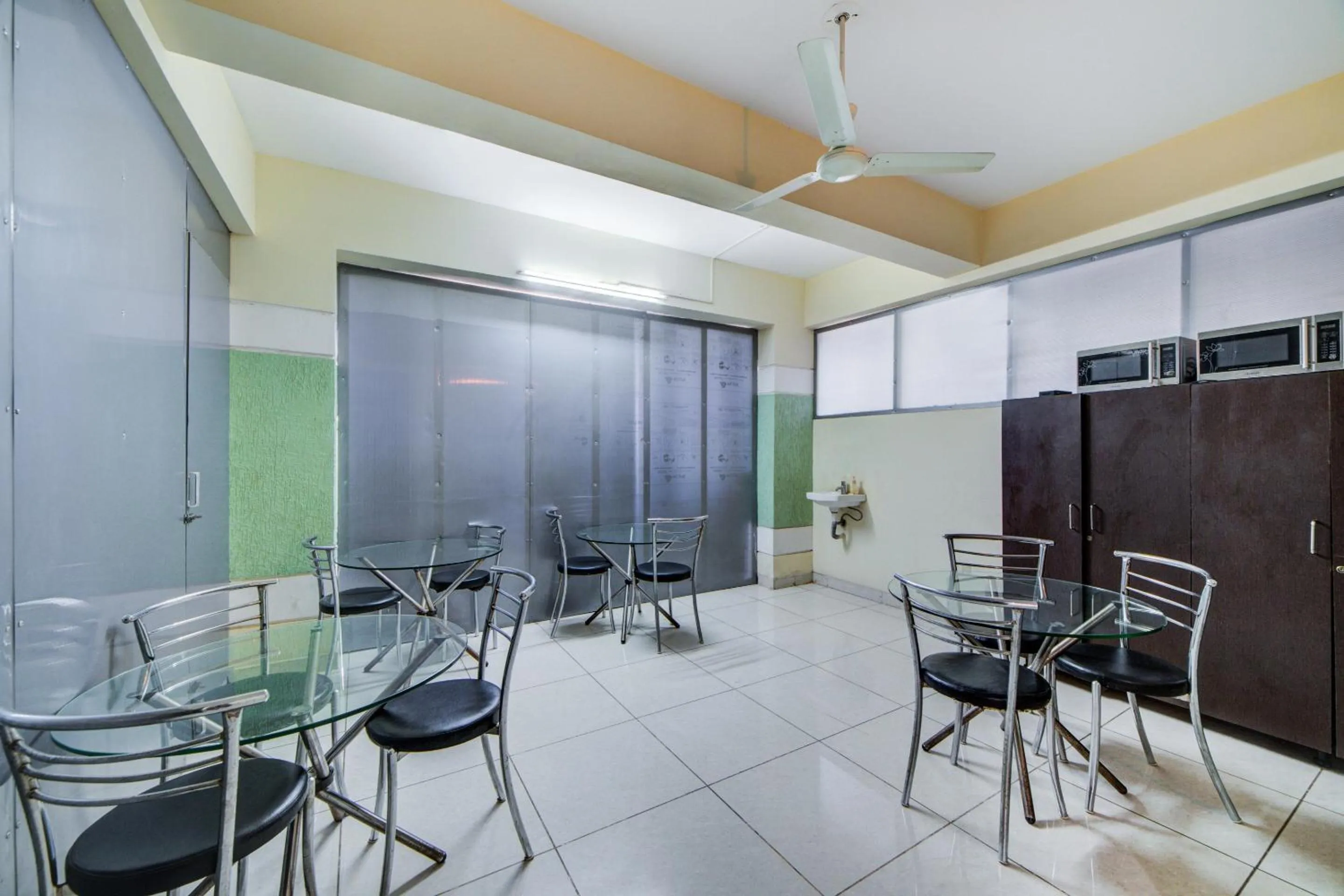 Restaurant/places to eat in Hotel O The Royal Nest Near Shilparamam