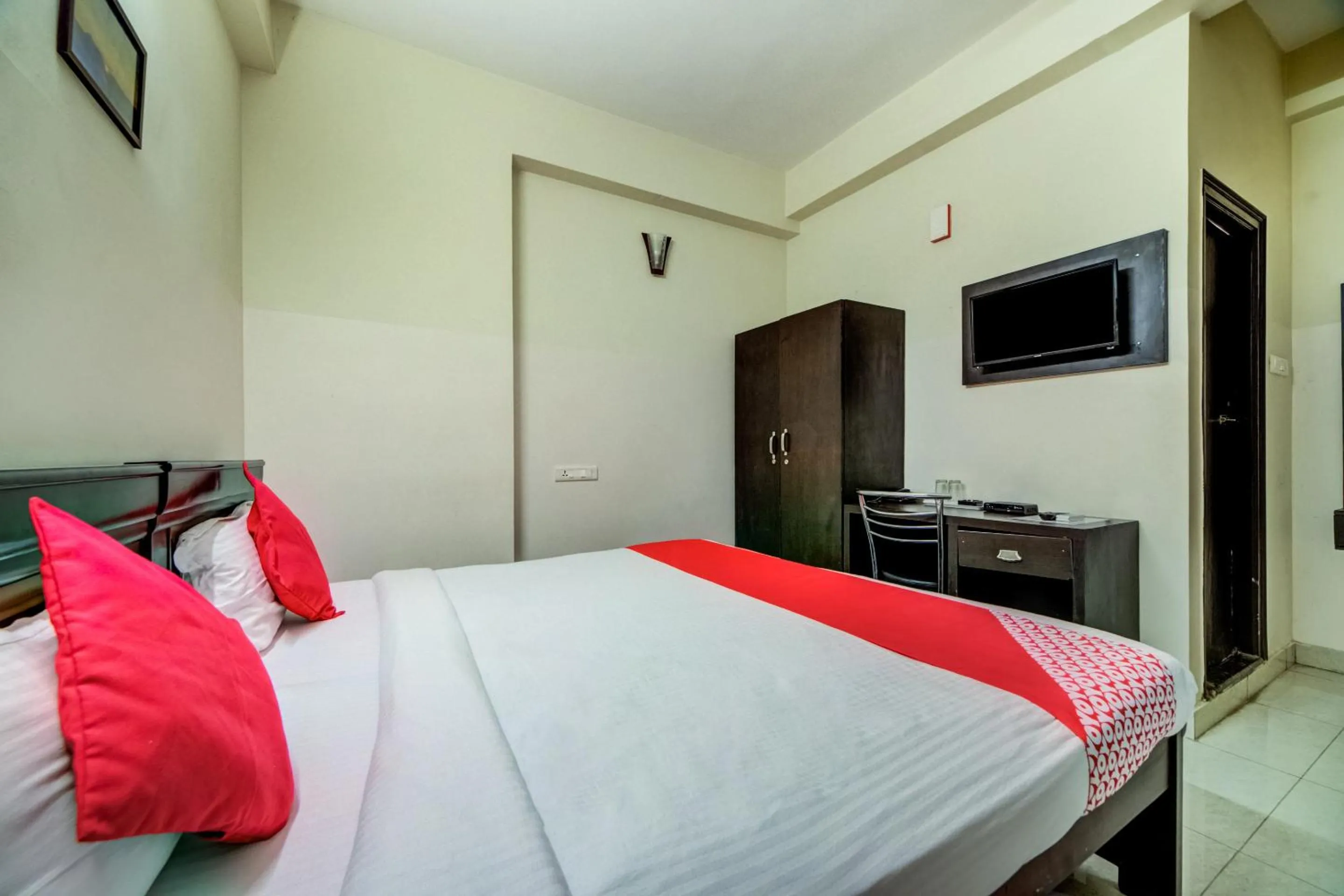 Bedroom, Bed in Hotel O The Royal Nest Near Shilparamam