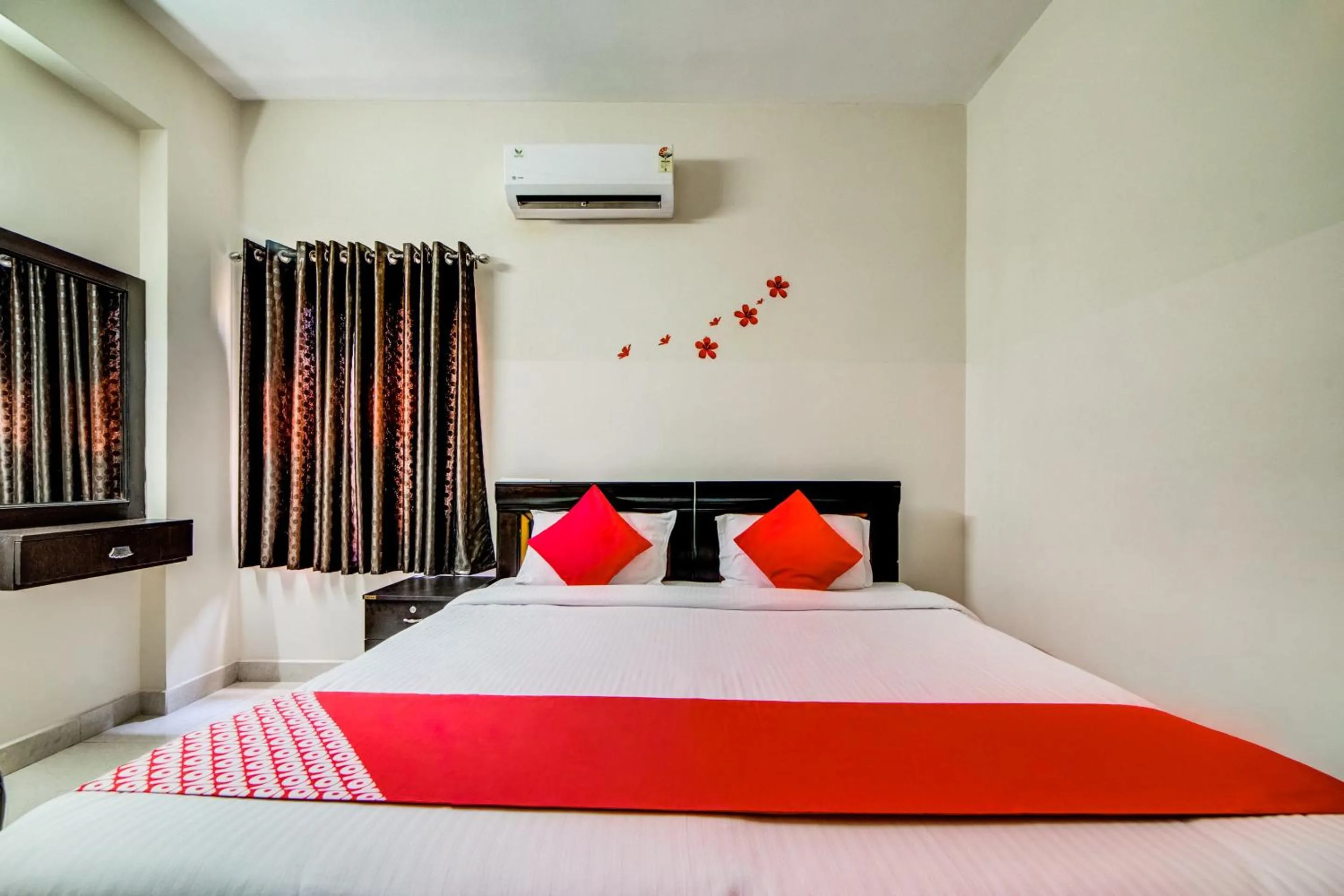 Bedroom, Bed in Hotel O The Royal Nest Near Shilparamam