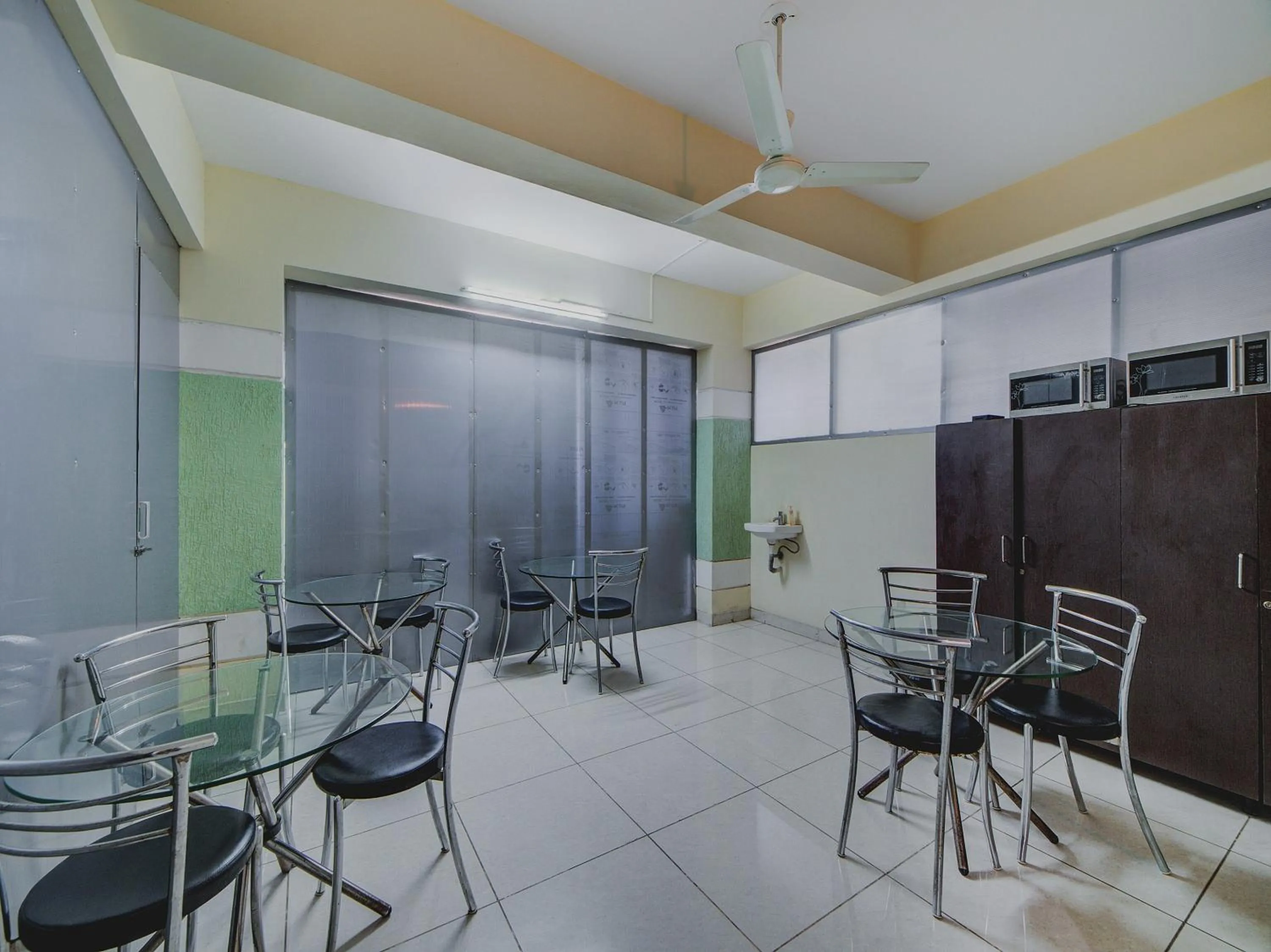 Restaurant/places to eat in Hotel O The Royal Nest Near Shilparamam