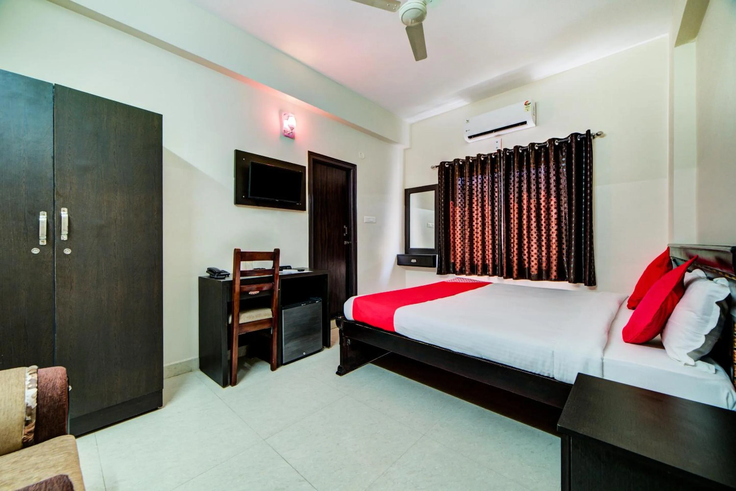 Bedroom, Bed in Hotel O The Royal Nest Near Shilparamam