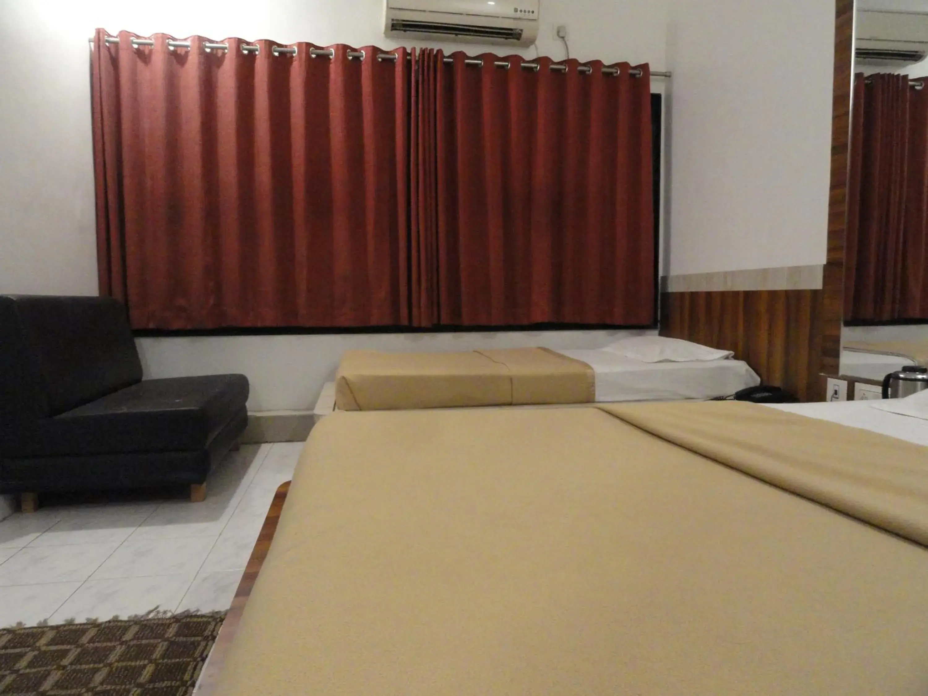 Economy Double Room in Hotel Raj Economy Double Room in Hotel Raj