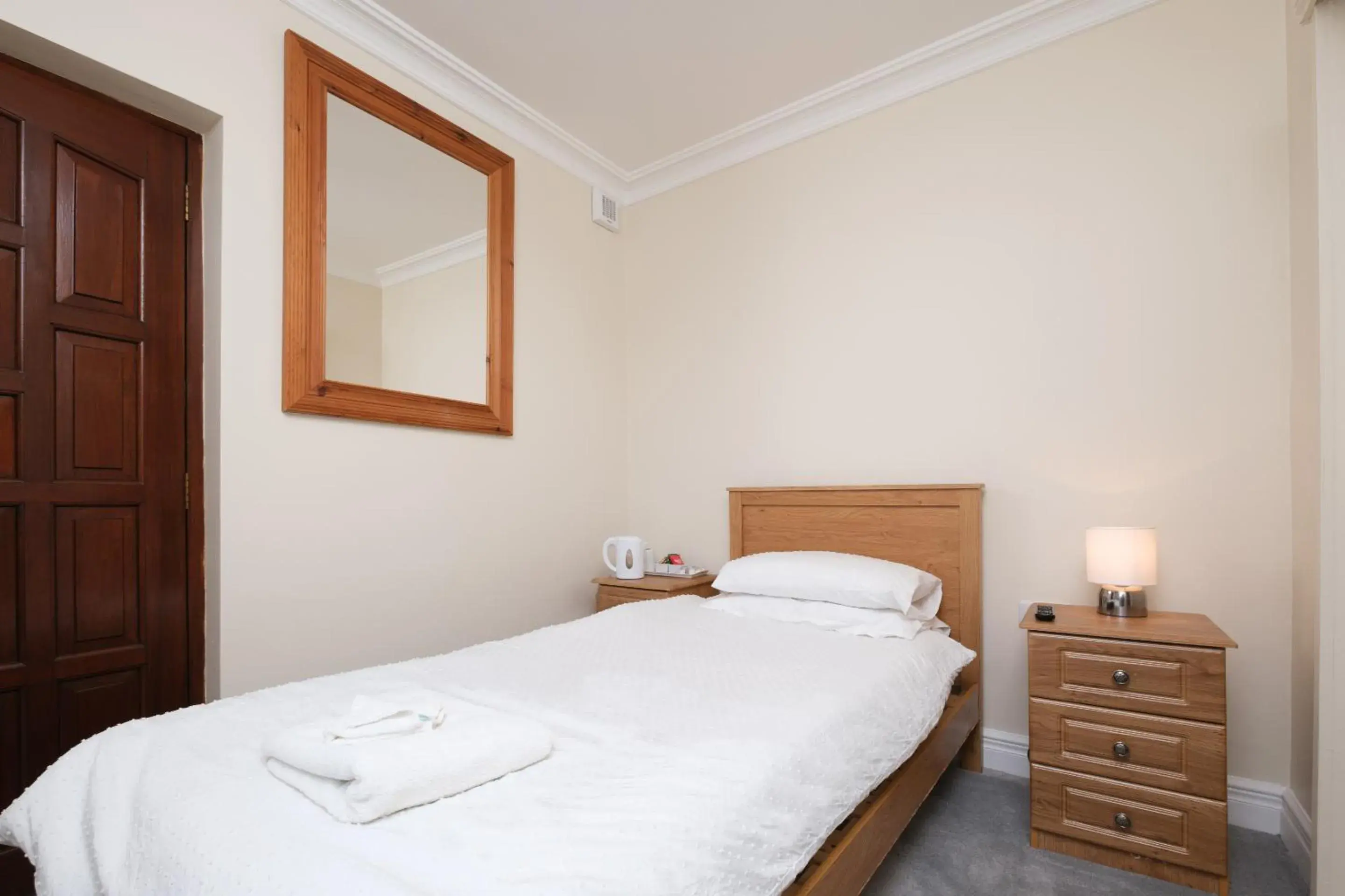 Single Room with Shower in Four Seasons B&B Single Room with Shower in Four Seasons B&B