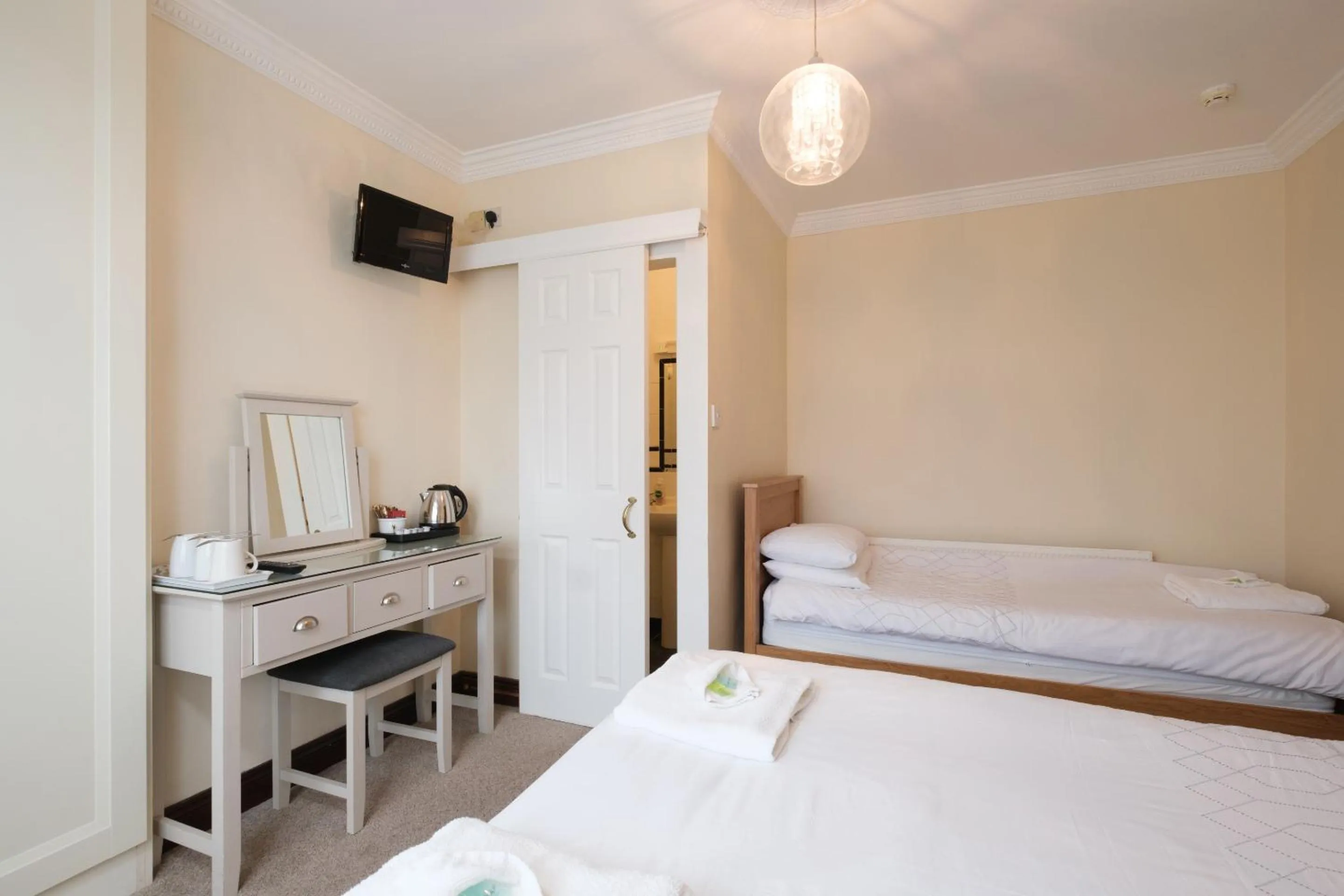 Bedroom, Bed in Four Seasons B&B